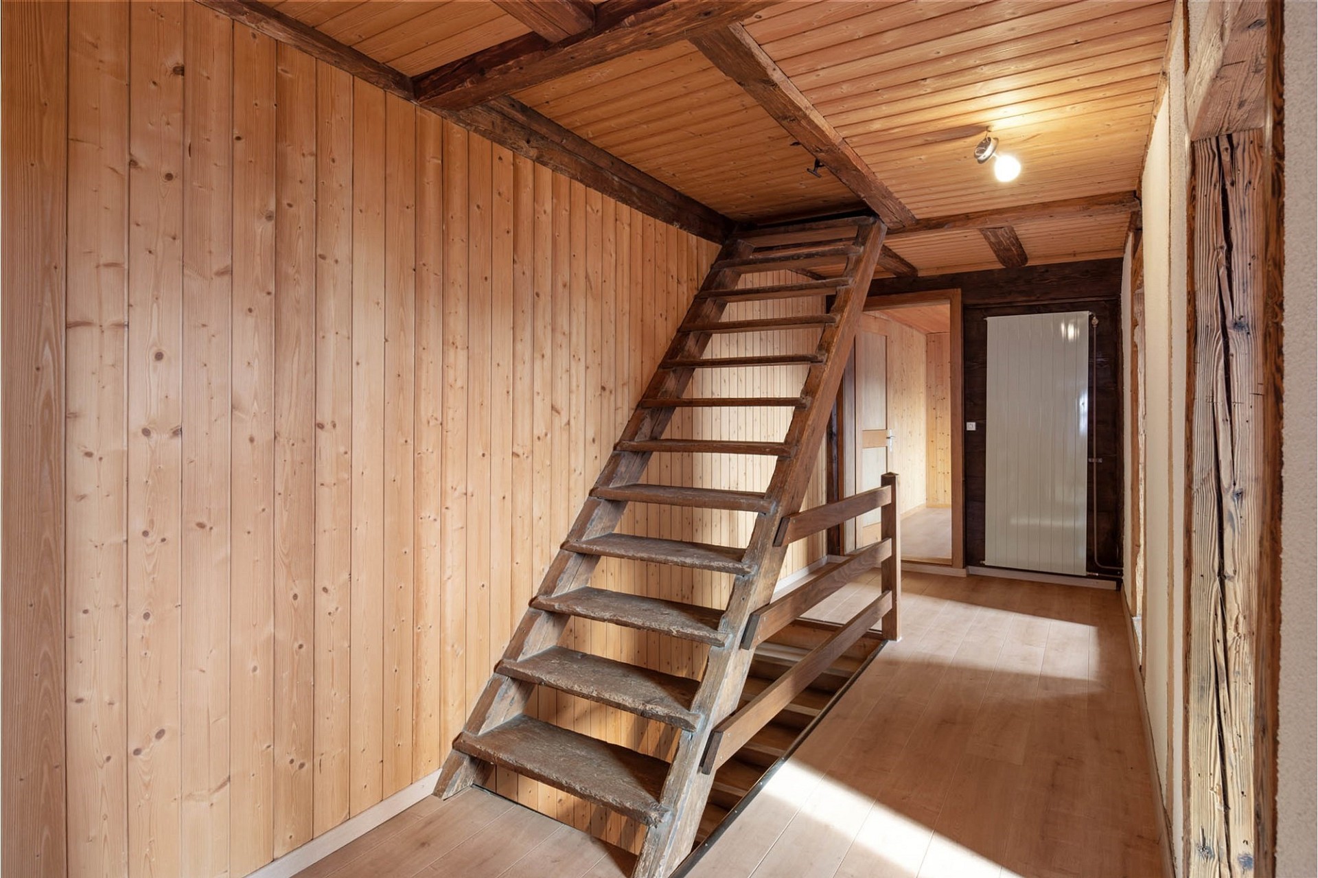 Holzverkleideter Flur mit Treppe