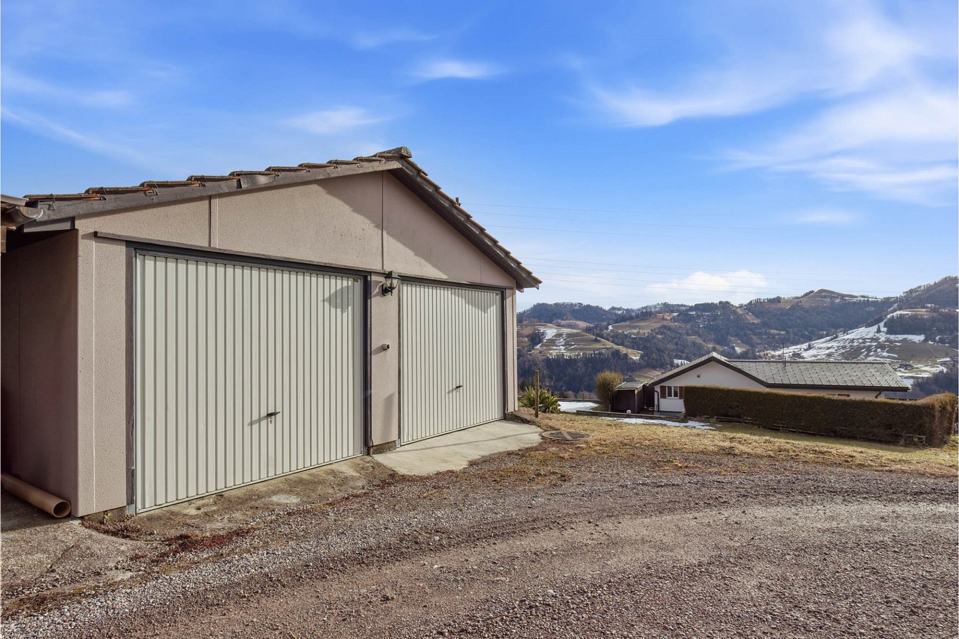 Doppelgarage mit Bergblick