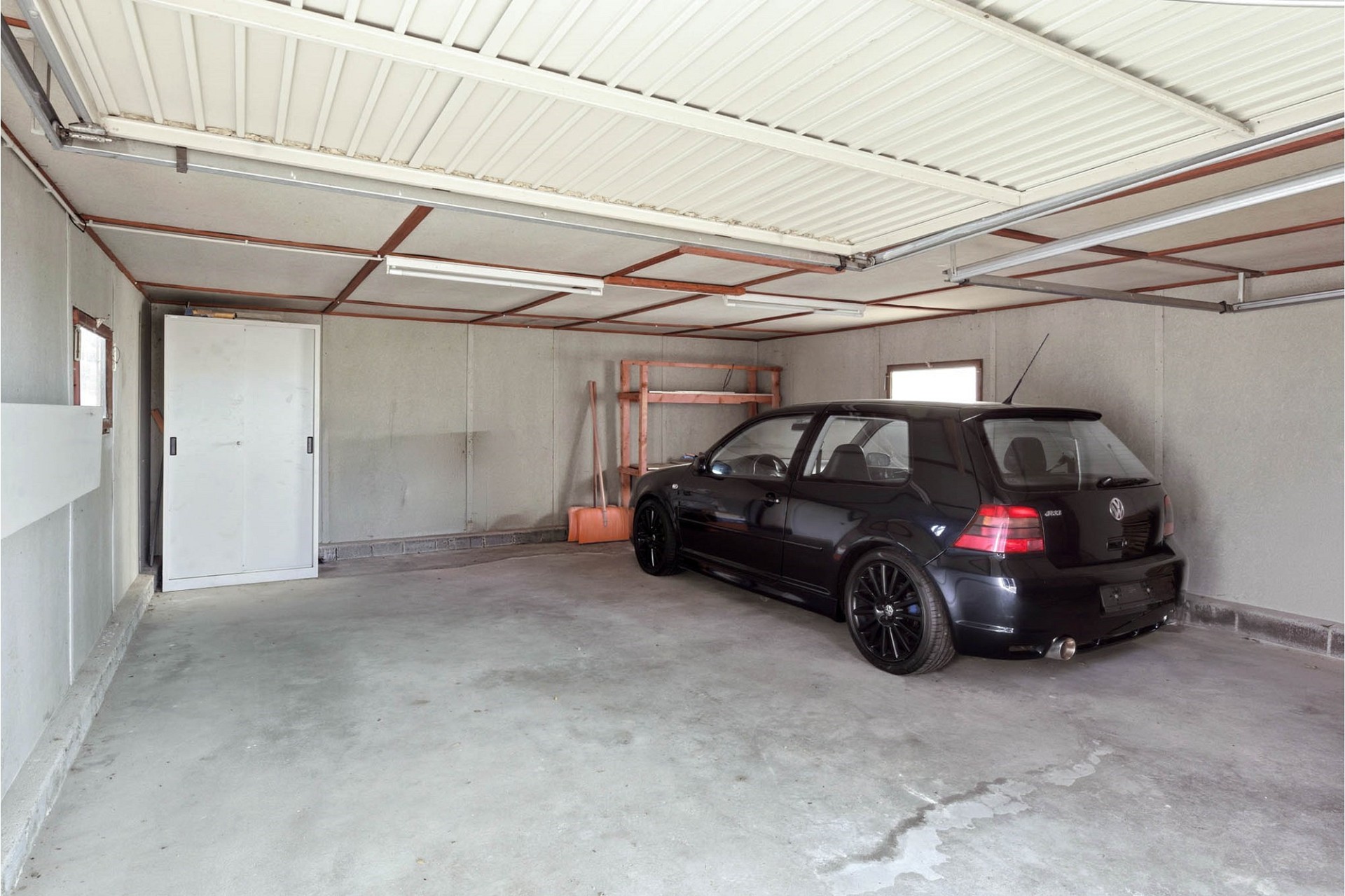 Garage mit abgestelltem Auto