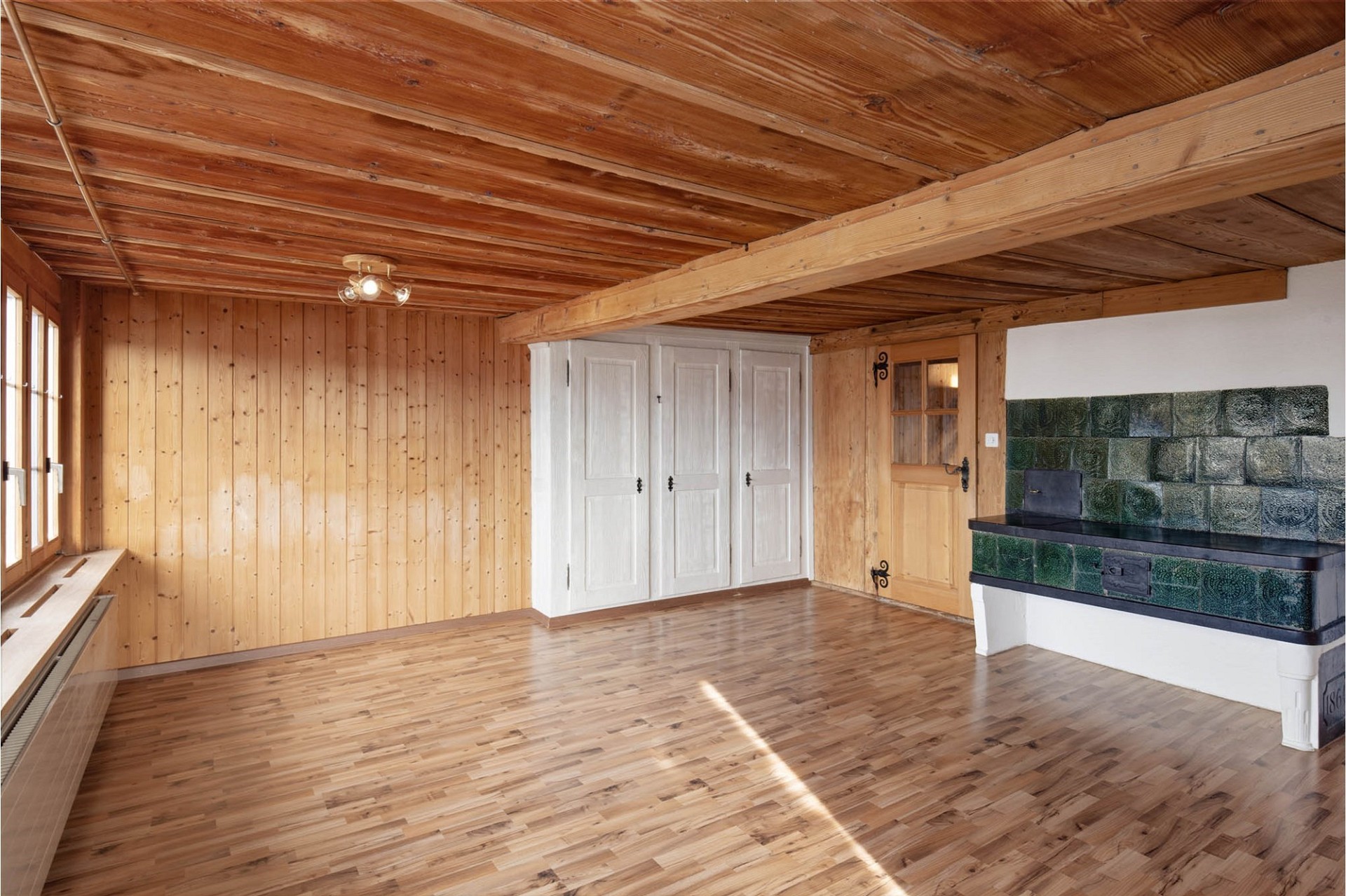 Rustikaler Holzraum mit Kachelofen