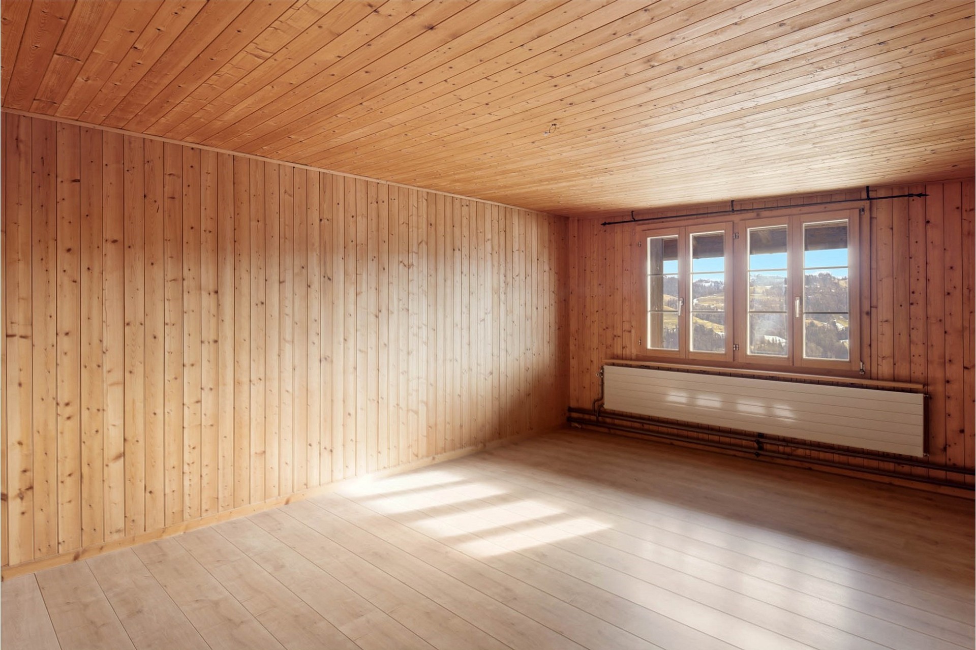 Leerer Holzraum mit Bergblick