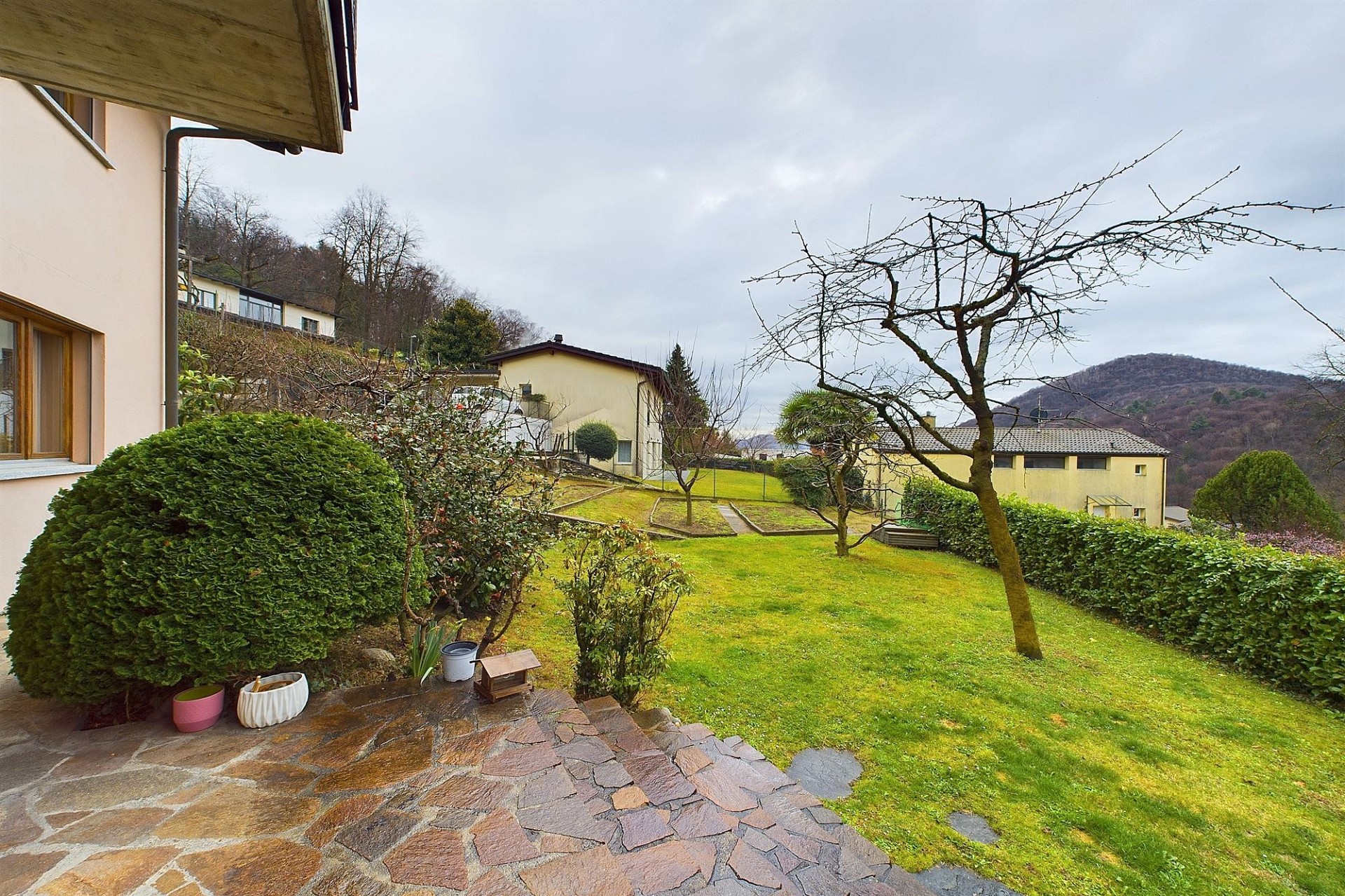 Garten und Terrasse mit Hanglage