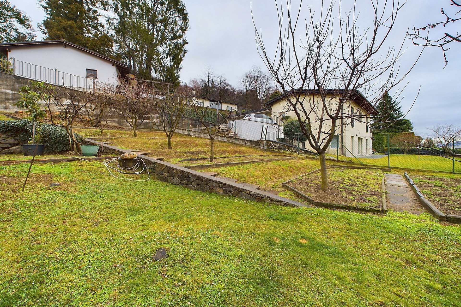 Hang mit Garten und zwei Wohngebäuden
