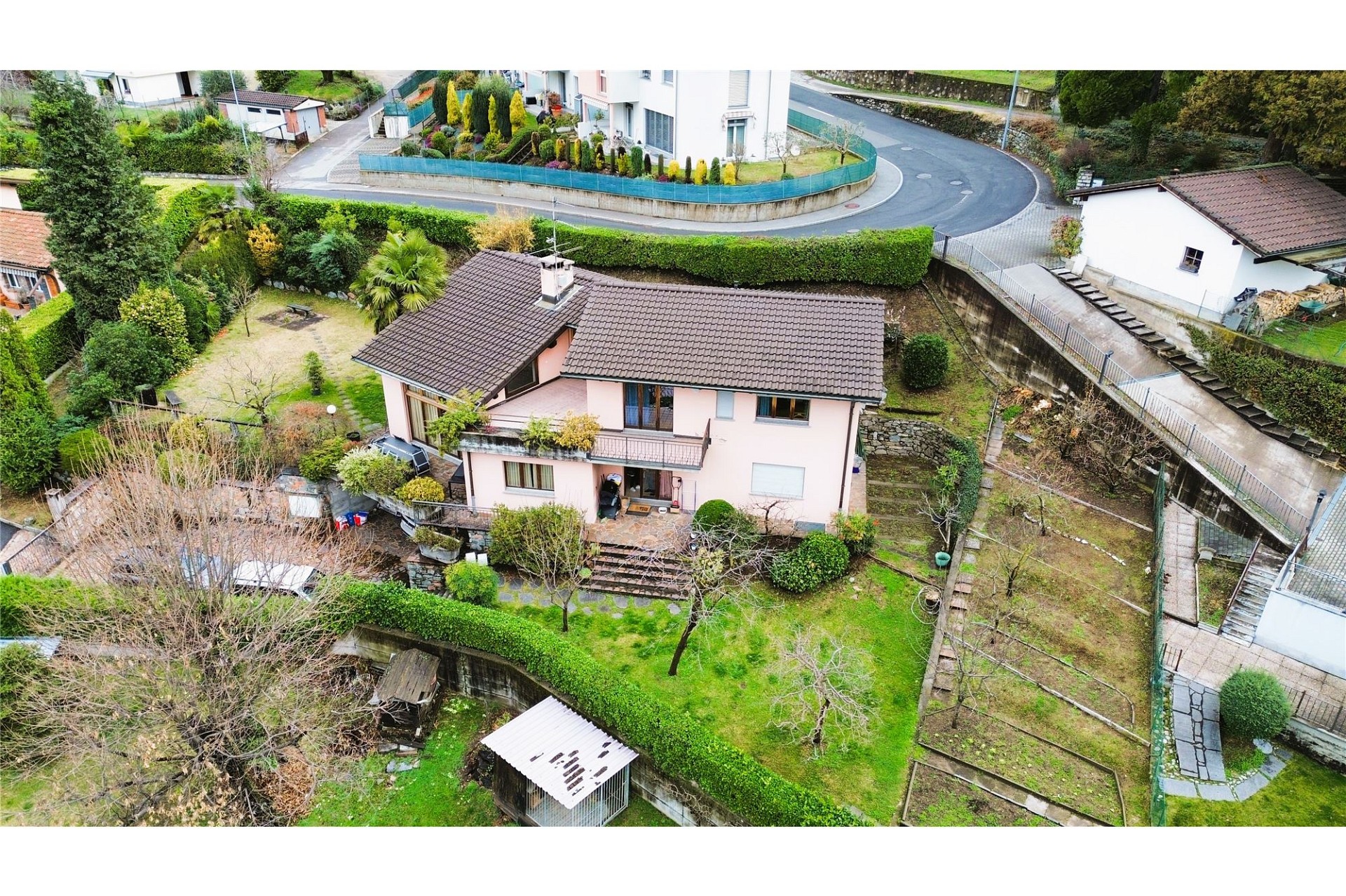 Aerialansicht eines Einfamilienhauses mit Garten