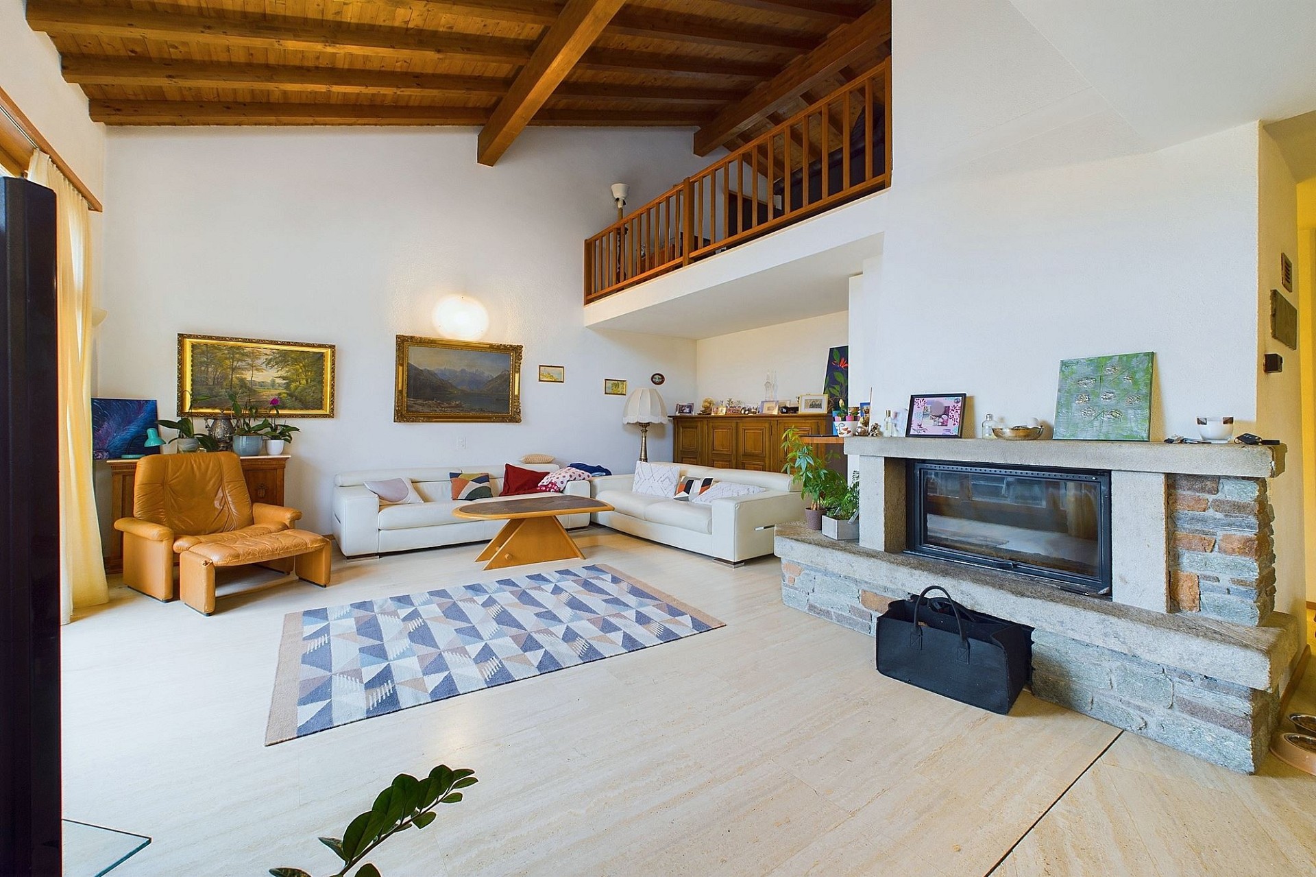 Wohnzimmer mit Kamin und Galerie