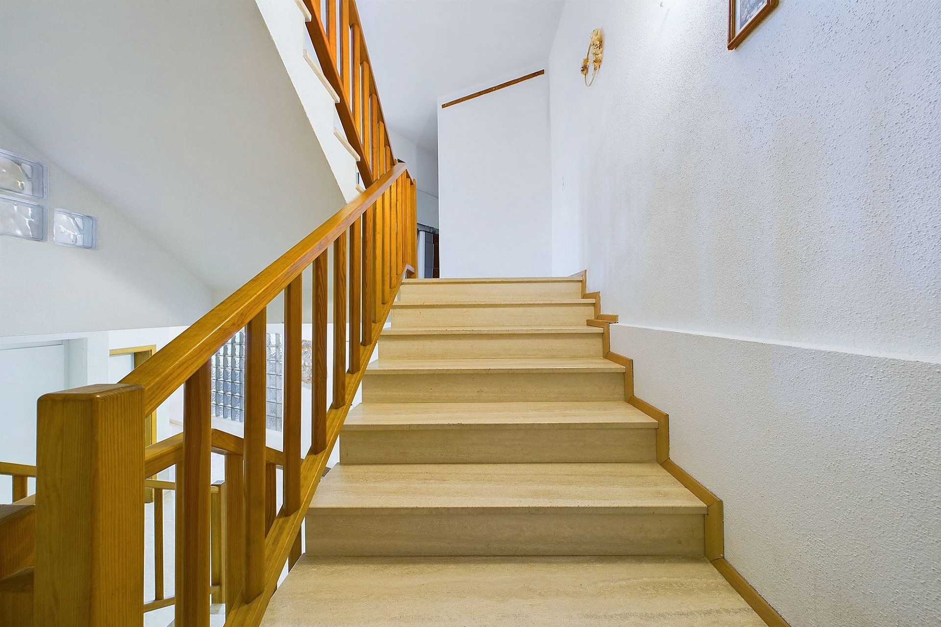 Heller Treppenaufgang mit Holzgeländer