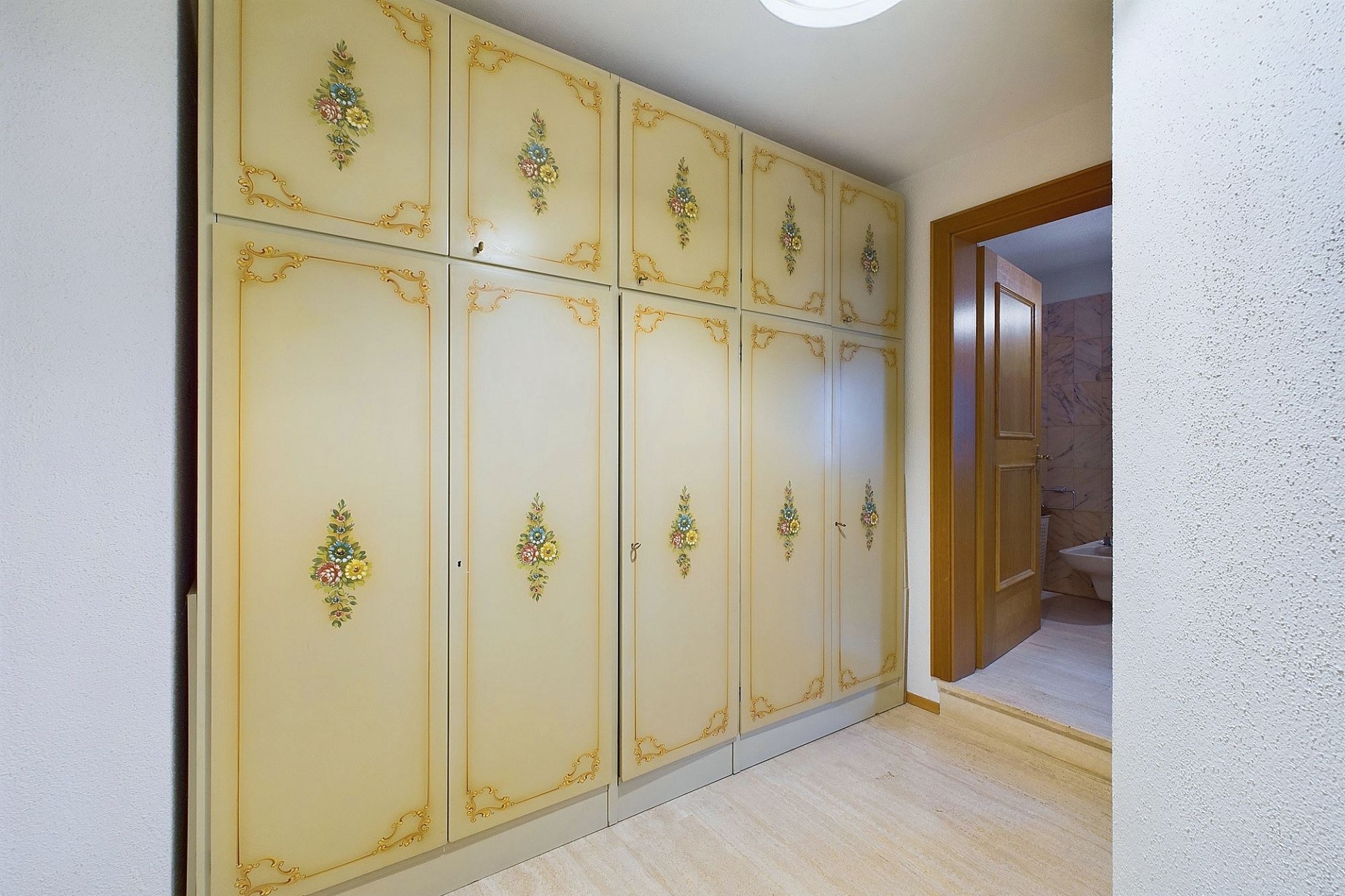 Flur mit Einbauschrank und Badzugang