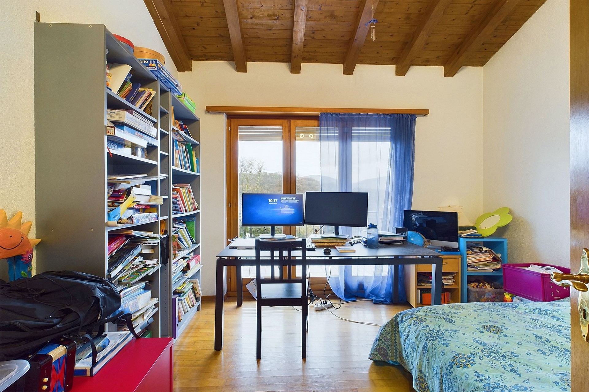 Arbeits- bzw. Schlafzimmer mit Dachschräge und Schreibtisch
