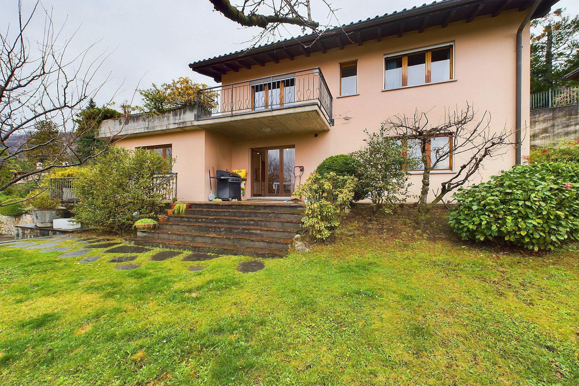 Haus mit Garten und Balkon