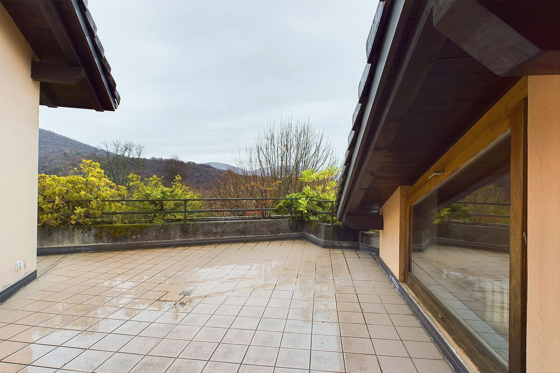 Große Dachterrasse mit Bergblick