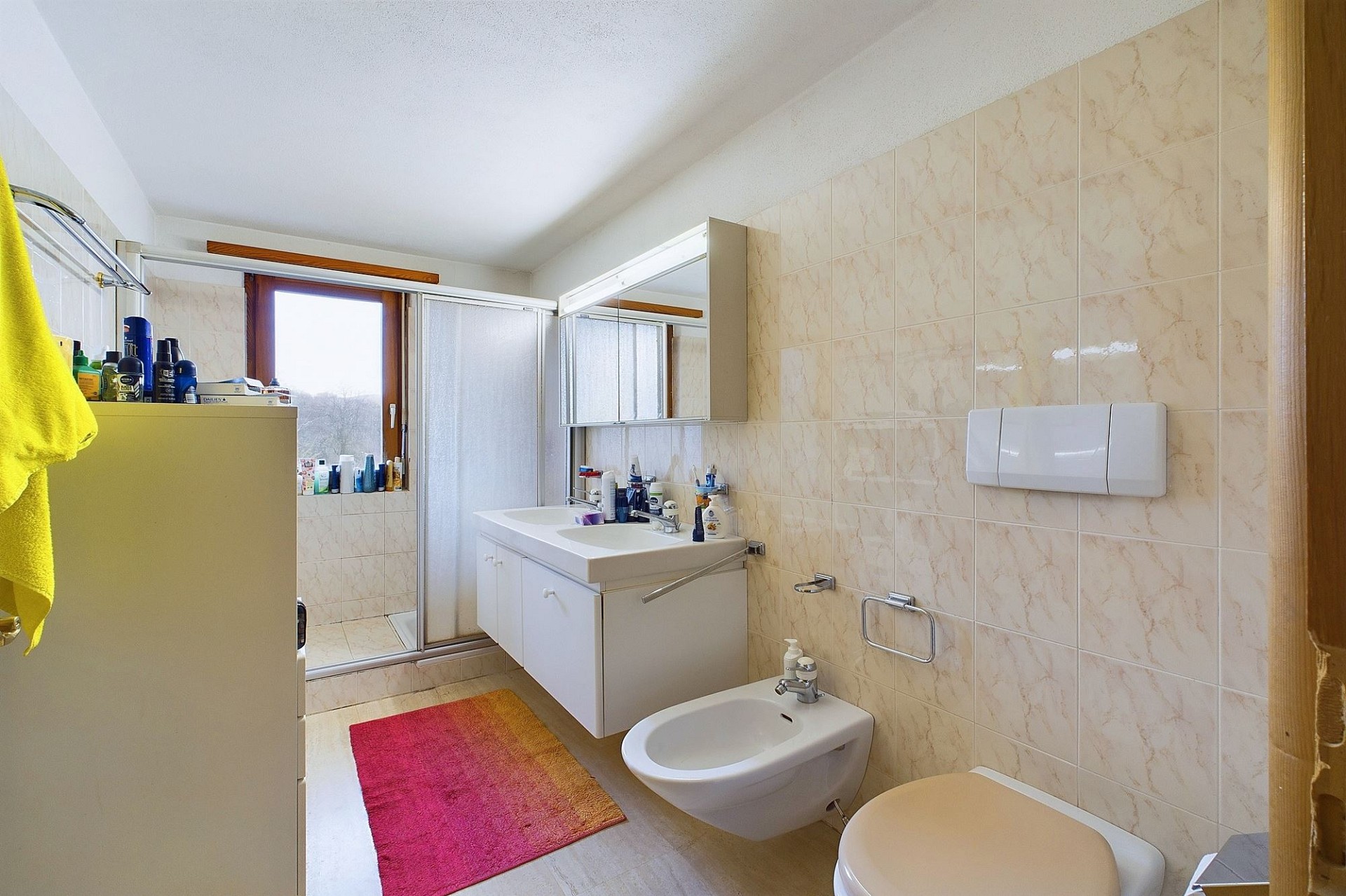 Modernes Badezimmer mit Doppelwaschtisch und Bidet