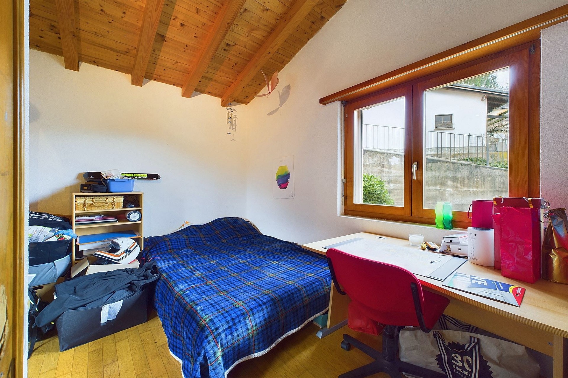 Kleines Schlafzimmer mit Dachschräge