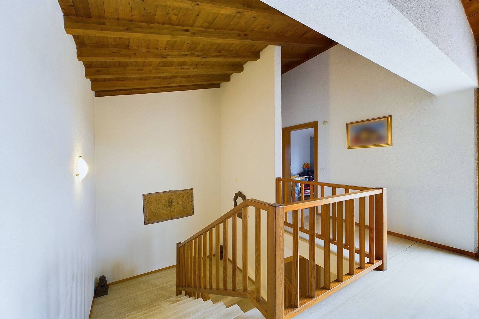 Treppenhaus mit Holzgeländer
