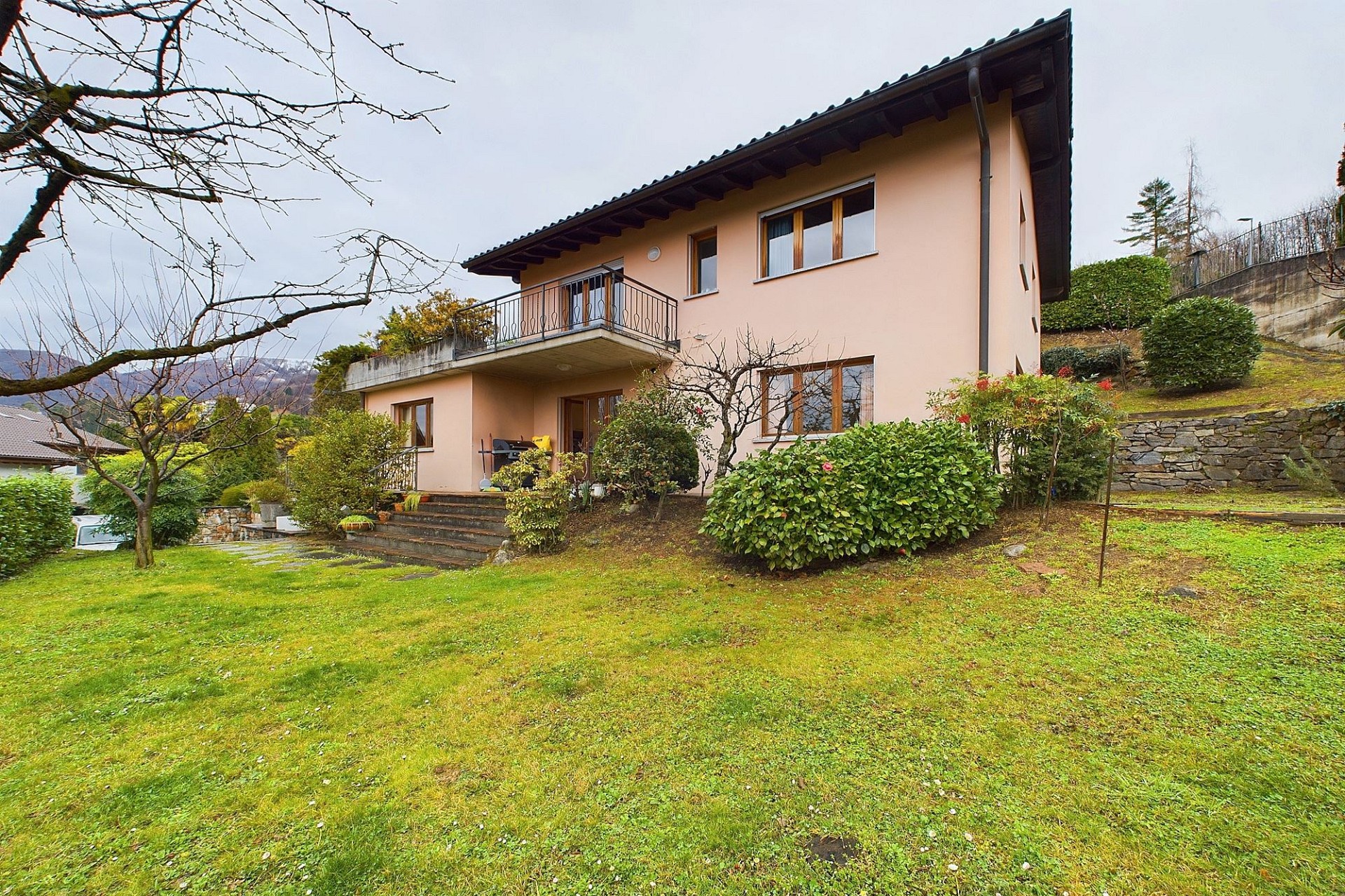 Freistehendes Haus mit Garten