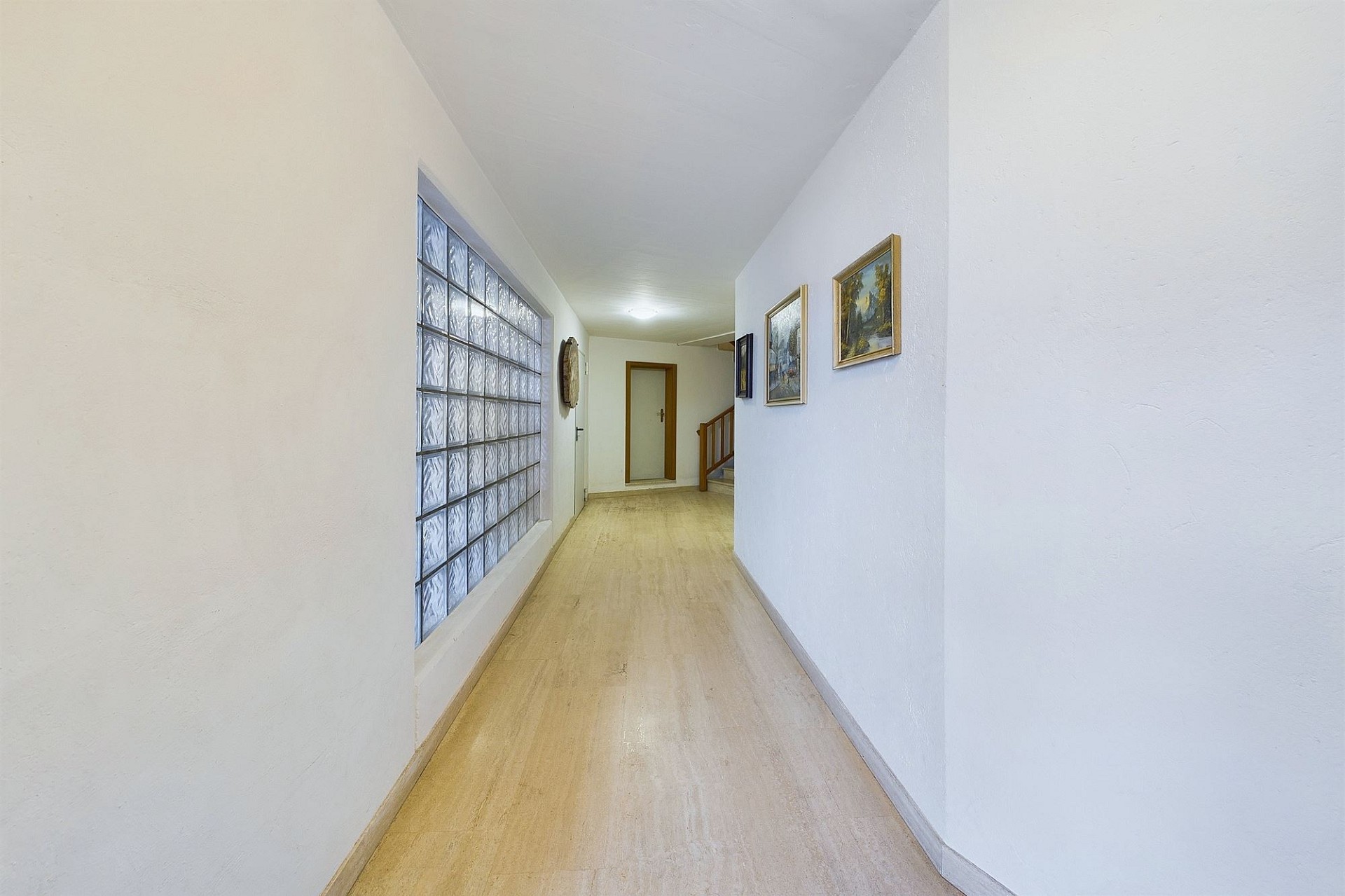 Heller Flur mit Glasbausteinfenster