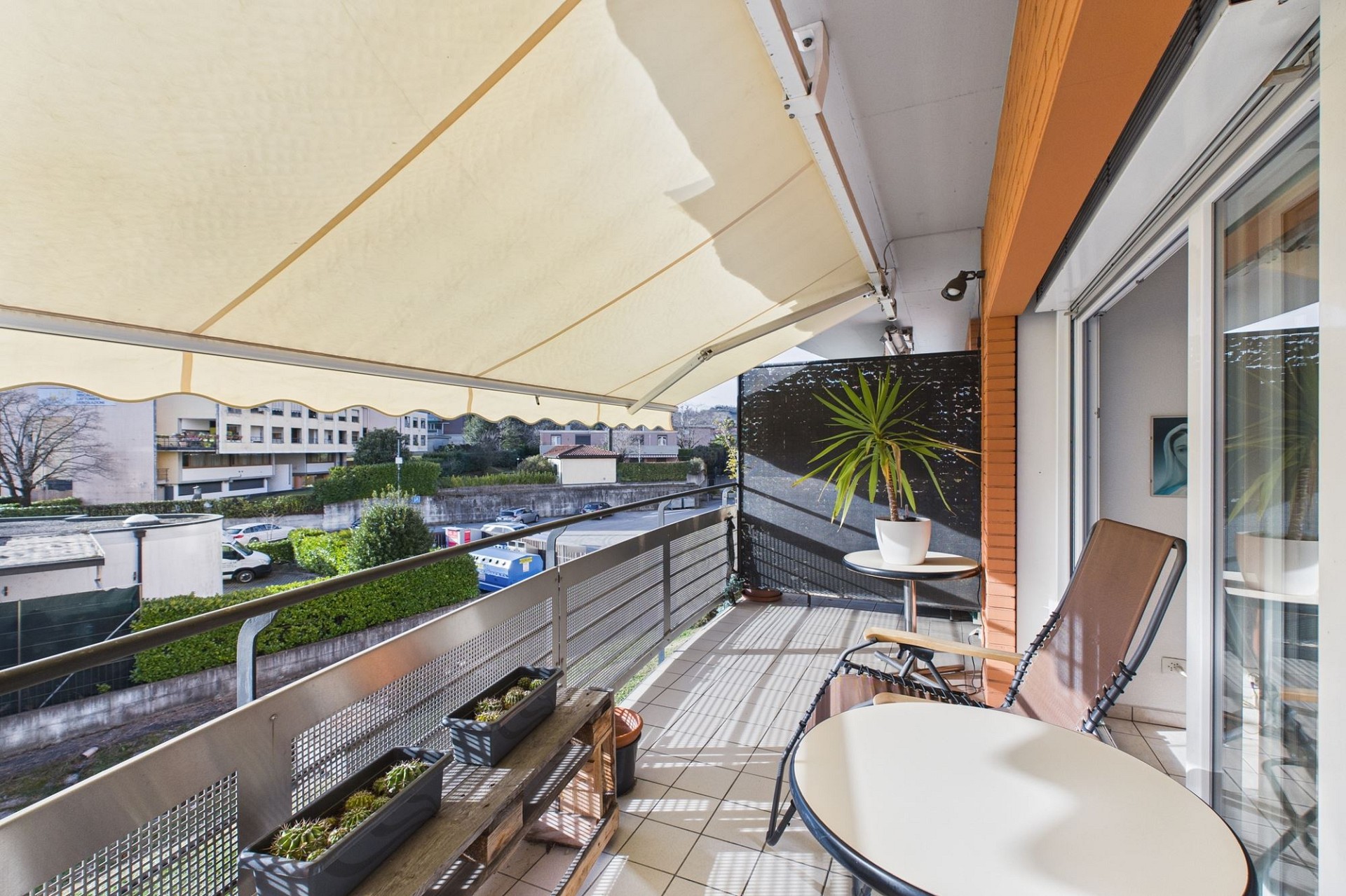 Überdachter Balkon mit Sitzbereich