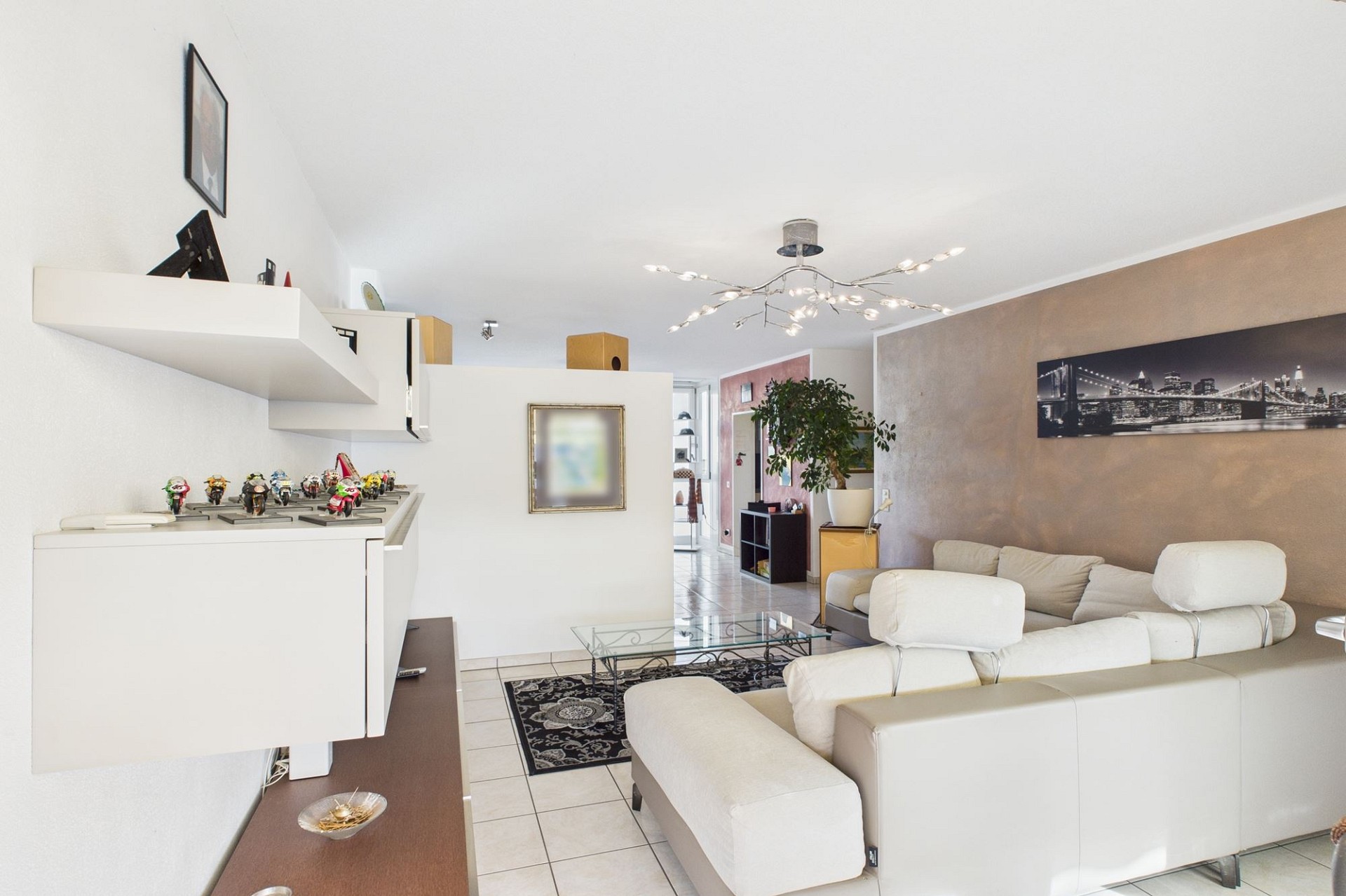 Helles Wohnzimmer mit moderner Einrichtung