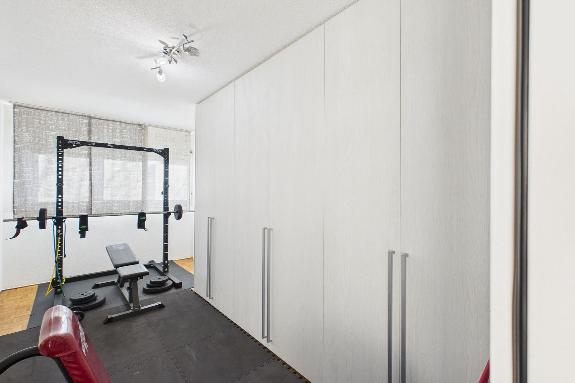 Home-Gym in hellem Raum