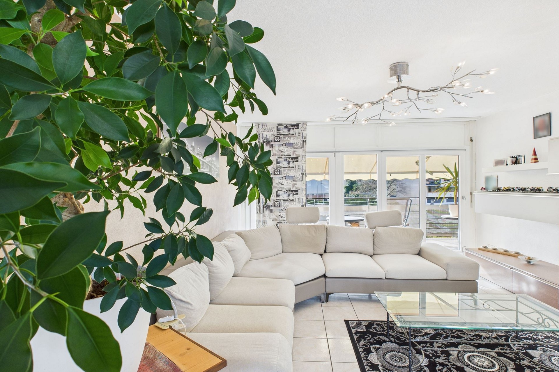 Helles Wohnzimmer mit großer Fensterfront
