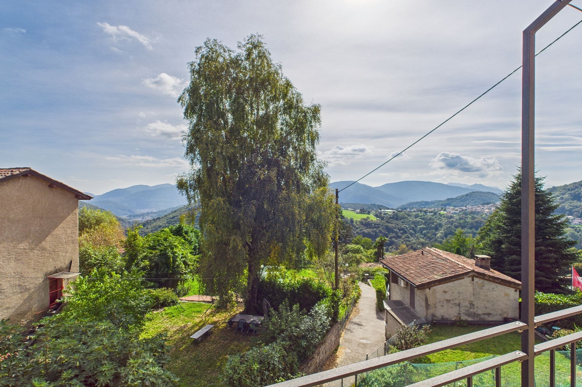 Bergblick mit Garten und Nachbarhäusern
