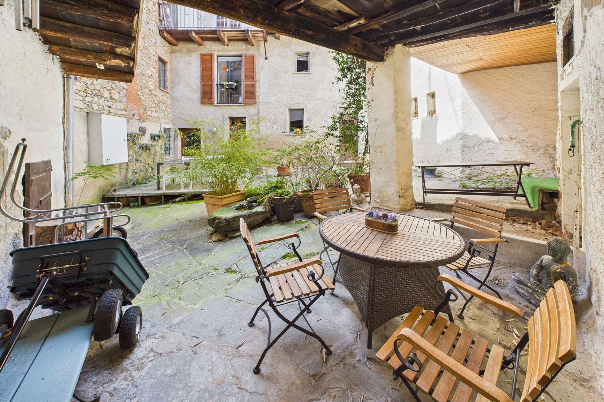 Historischer Innenhof mit Sitzbereich