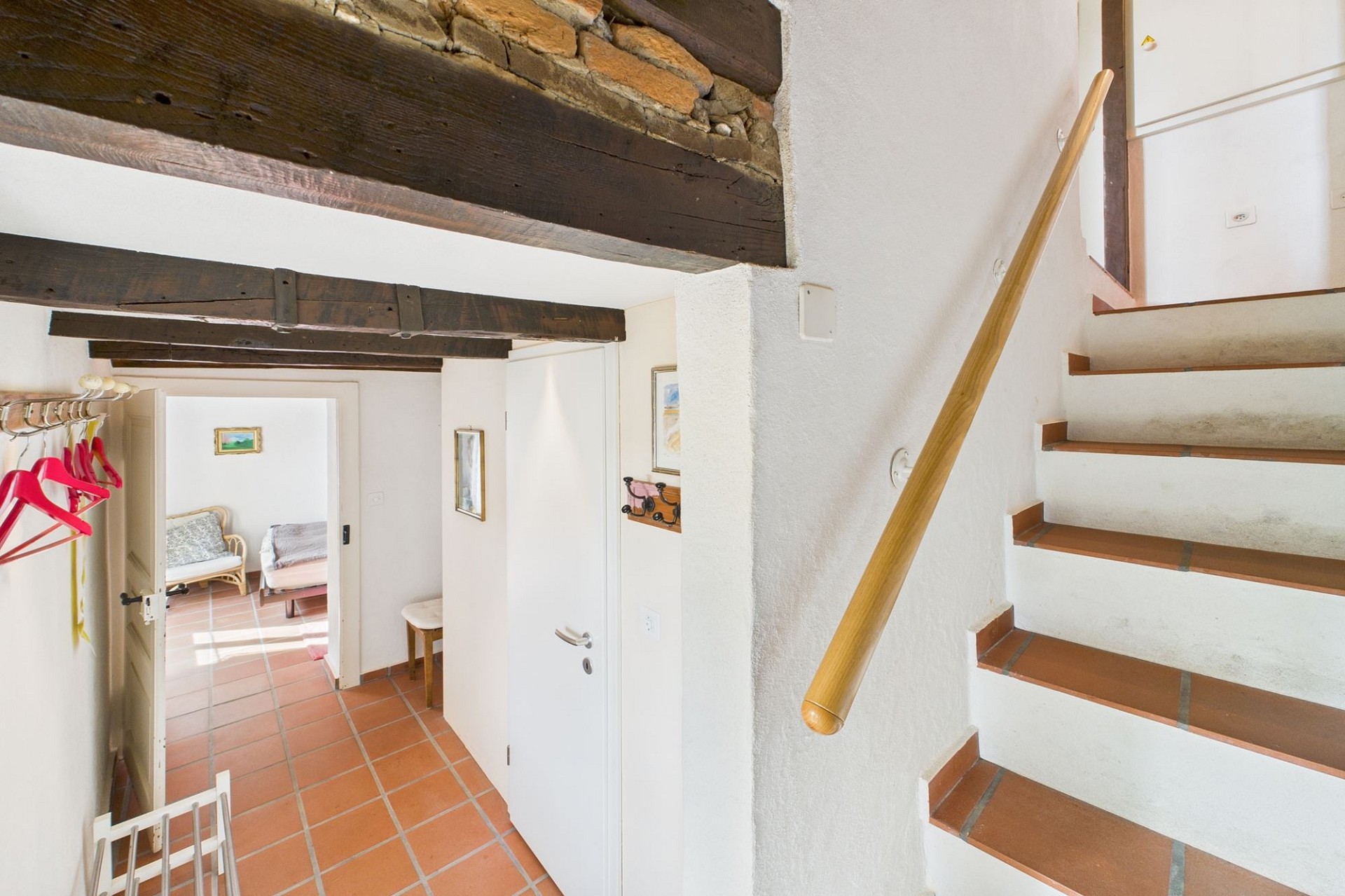 Treppenhaus mit sichtbaren Holzbalken