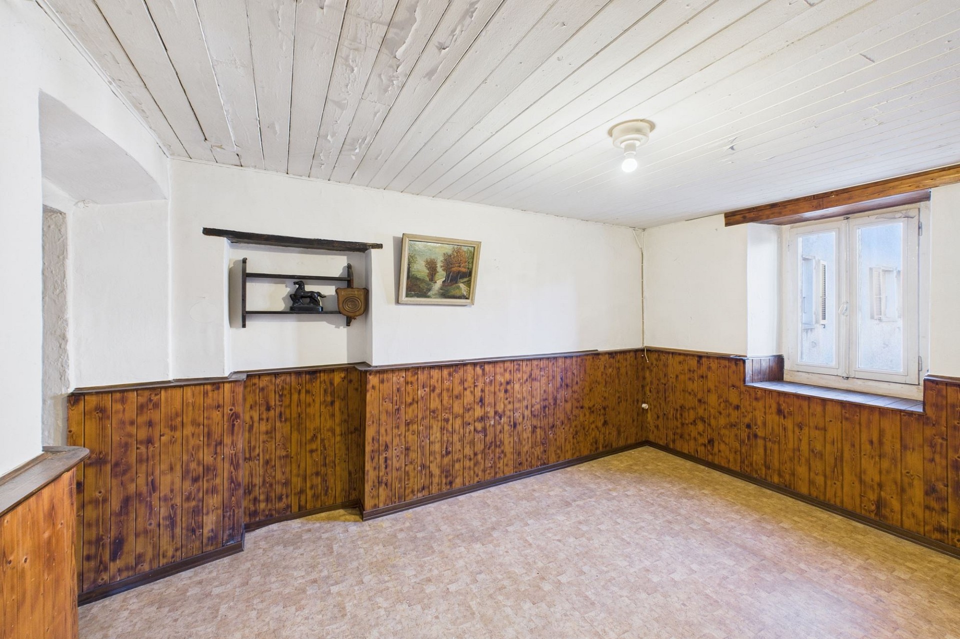Rustikaler leerer Raum mit Holzvertäfelung