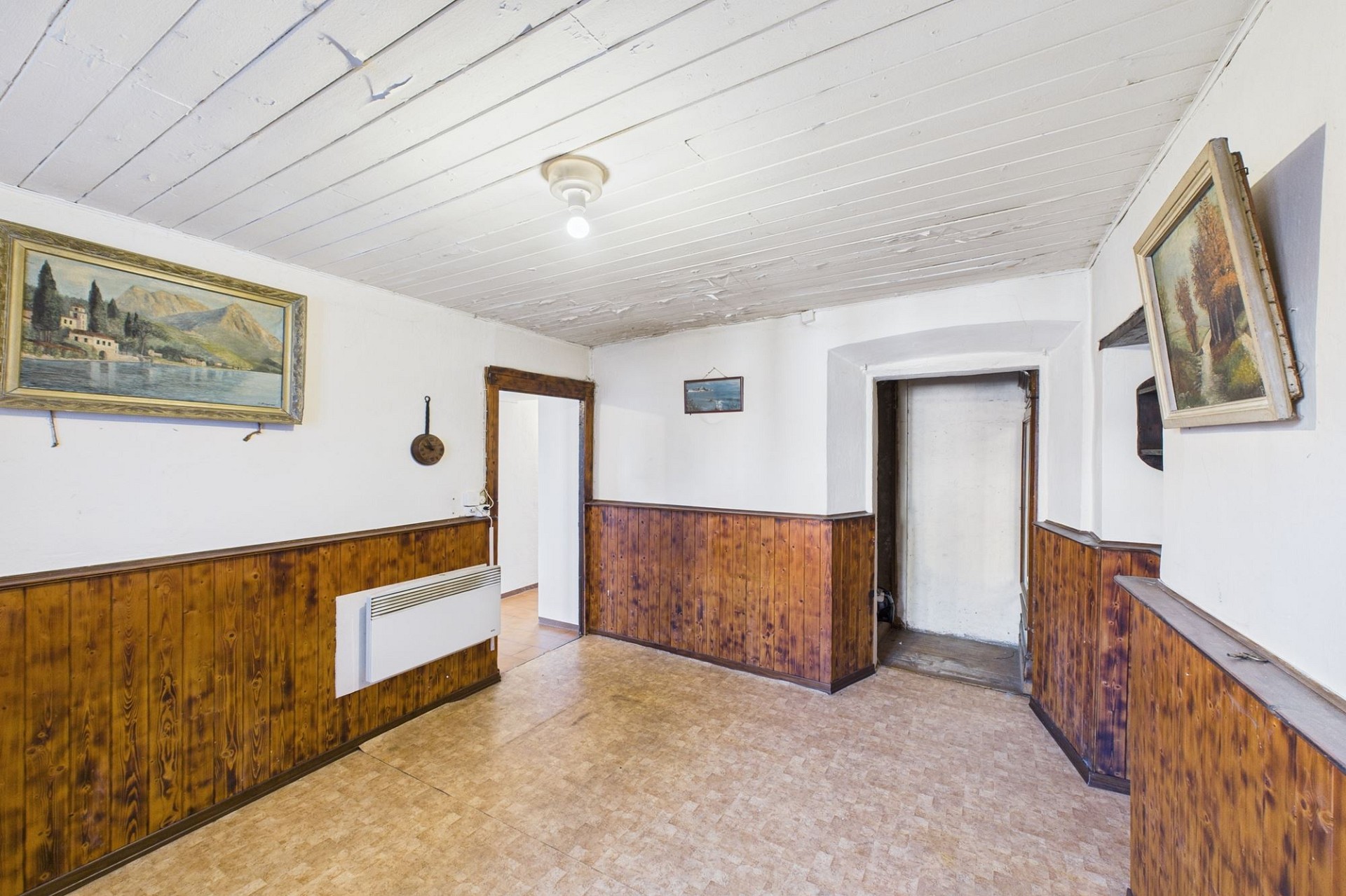 Renovierungsbedürftiger Flur mit Holzvertäfelung