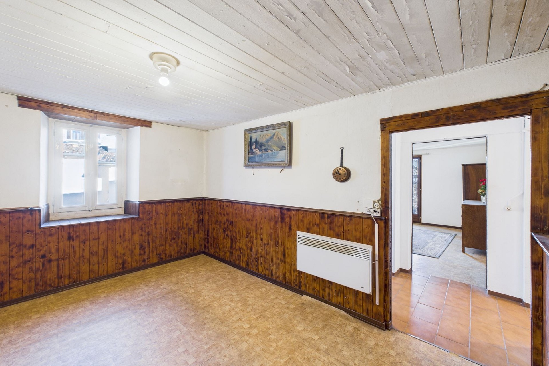 Rustikaler Innenraum mit Holzvertäfelung