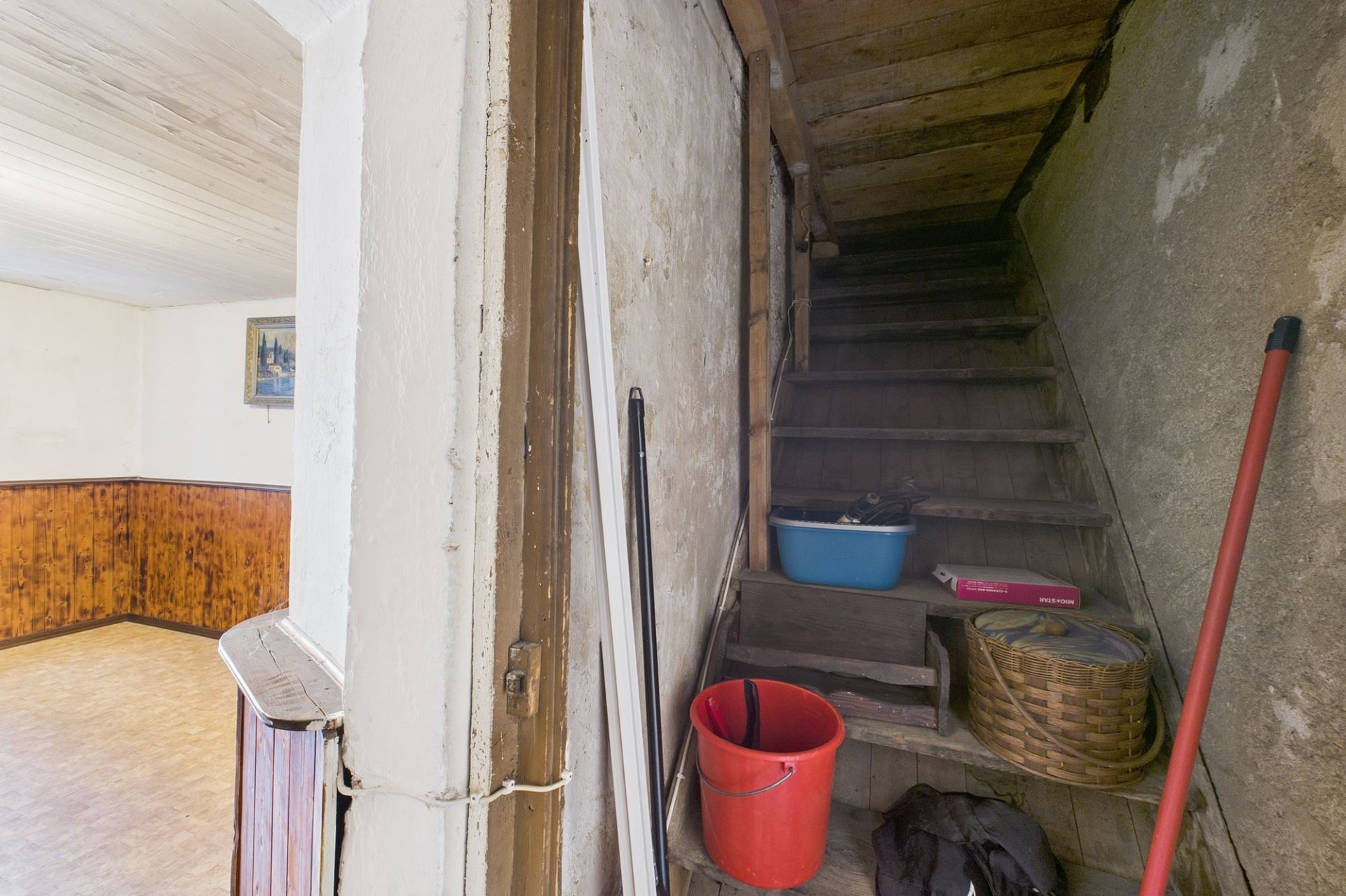 Treppenaufgang neben einem Wohnraum
