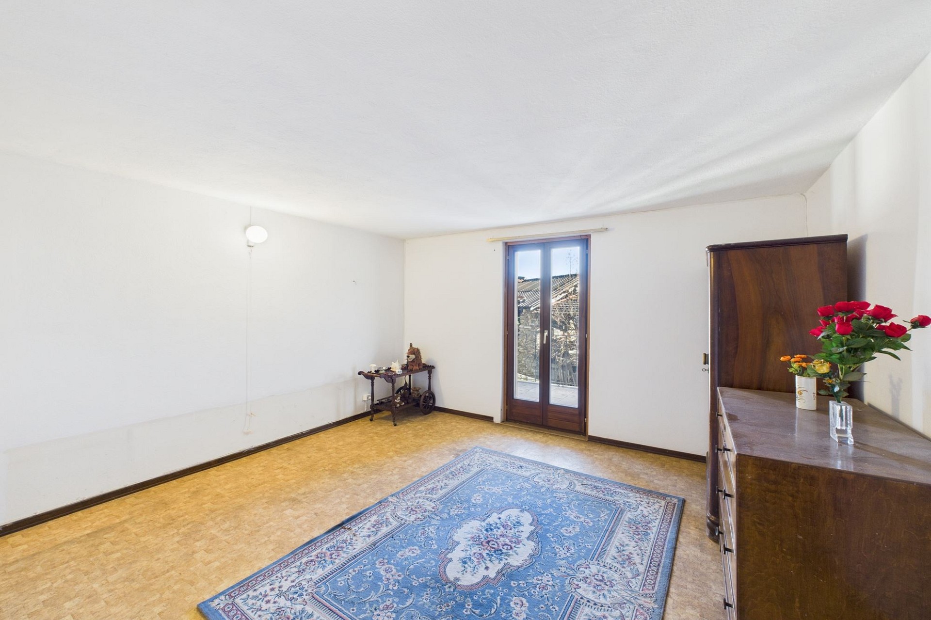 Helles, einfaches Zimmer mit Blick ins Freie