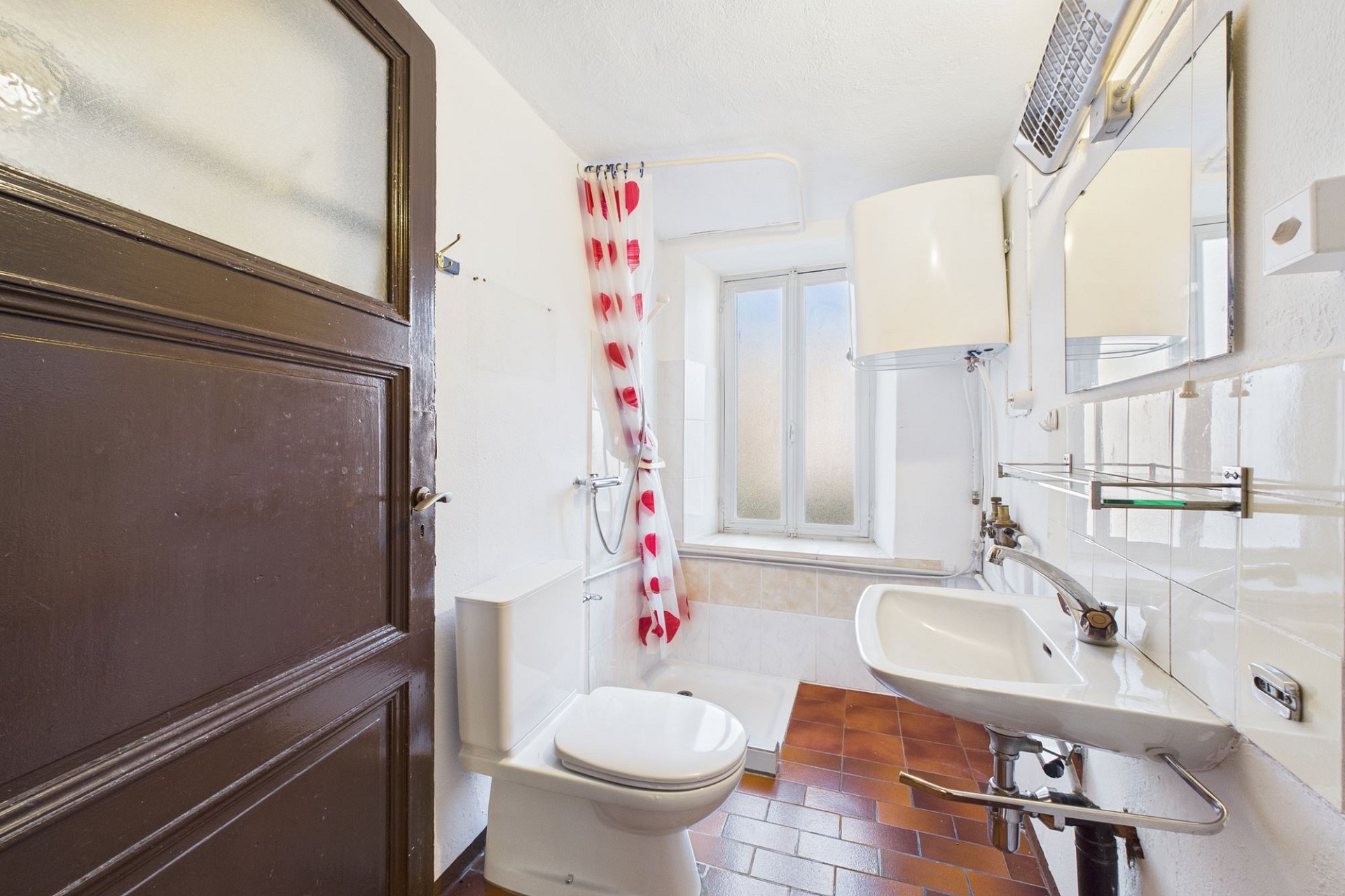 Kleines Bad mit WC und Waschtisch