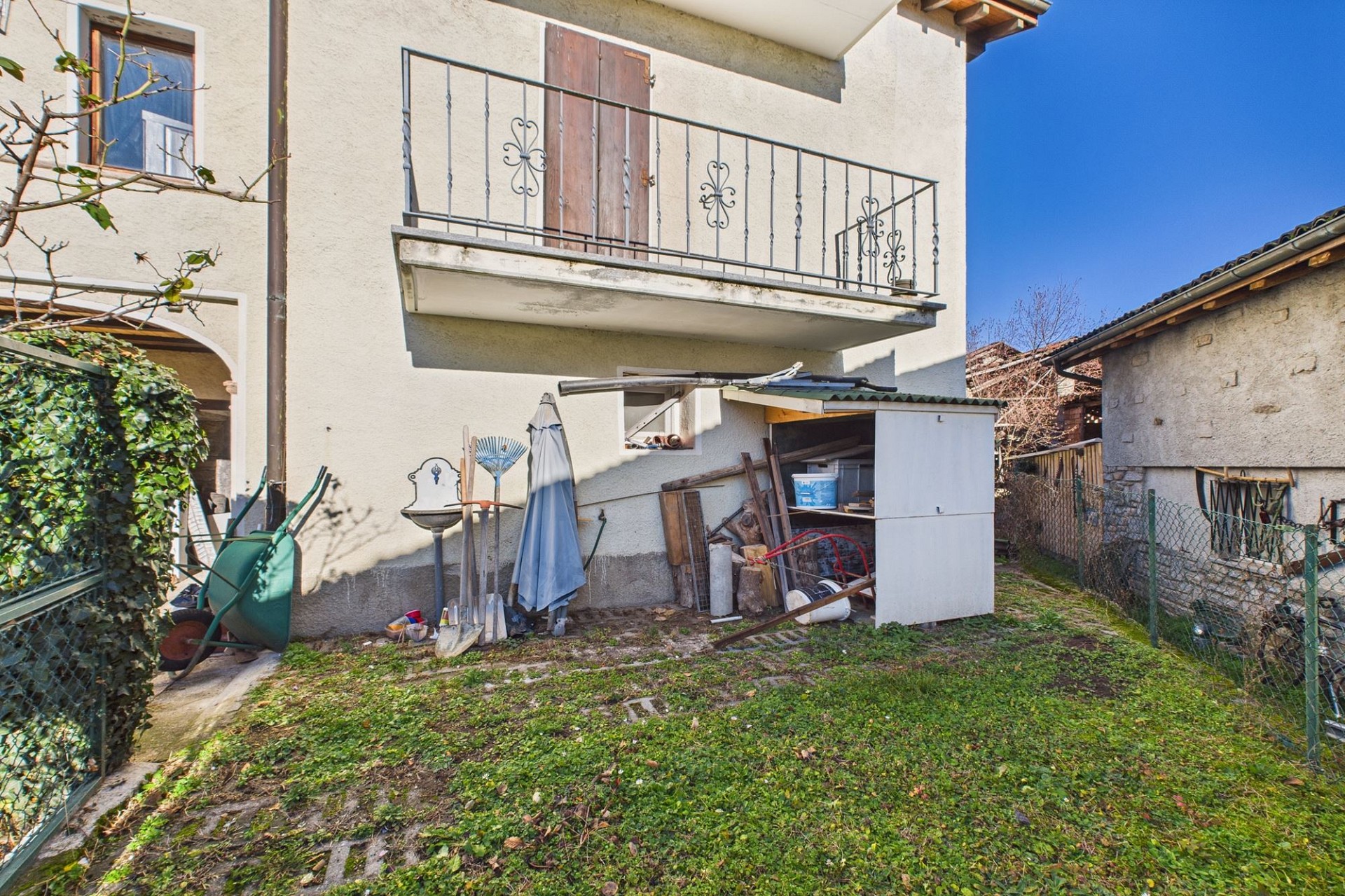 Außenbereich mit Balkon und Garten
