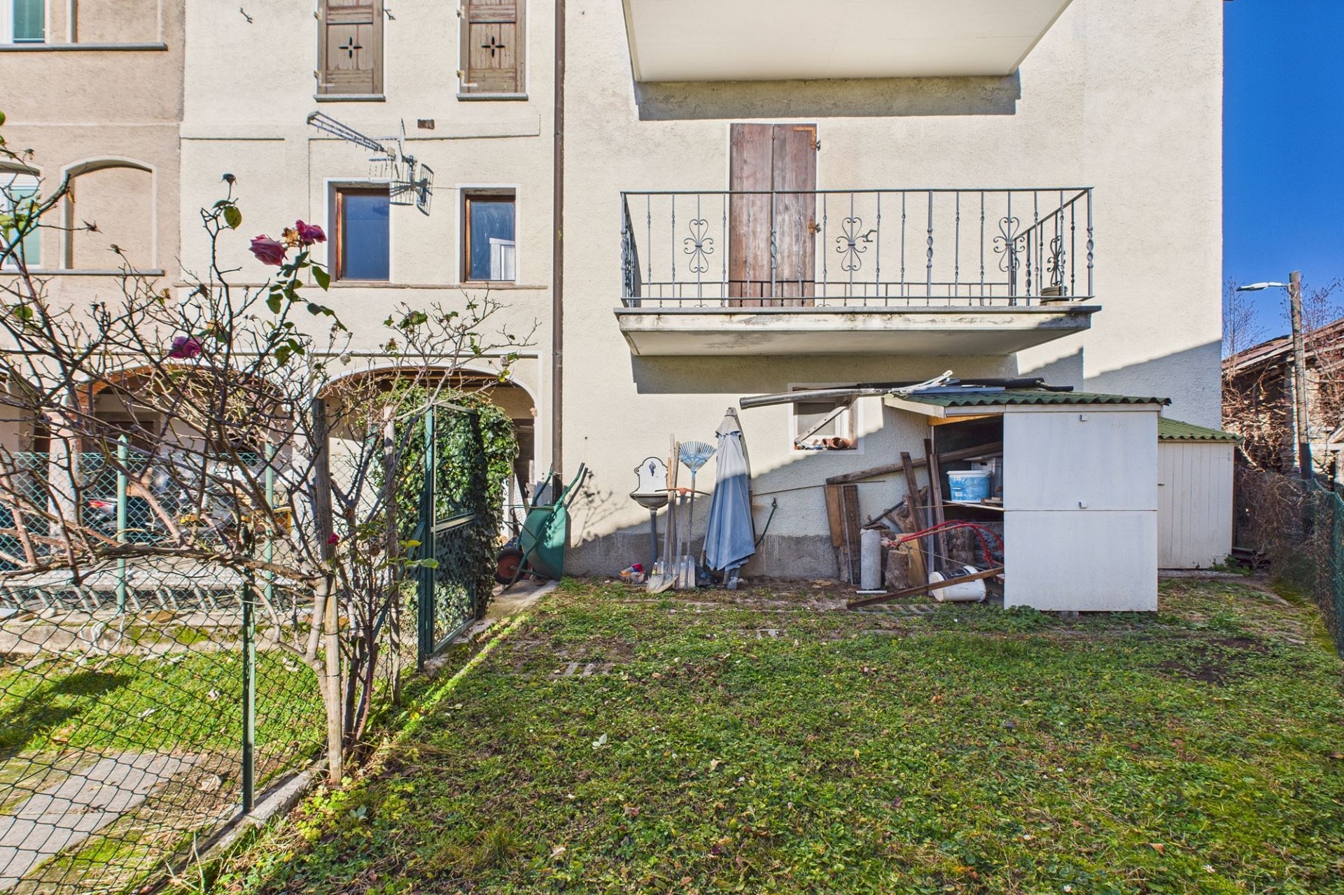 Außenansicht eines Wohnhauses mit Garten und Balkon