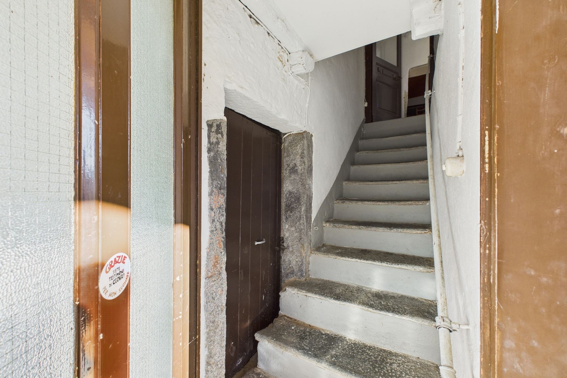 Treppenhaus mit schmaler Steintreppe