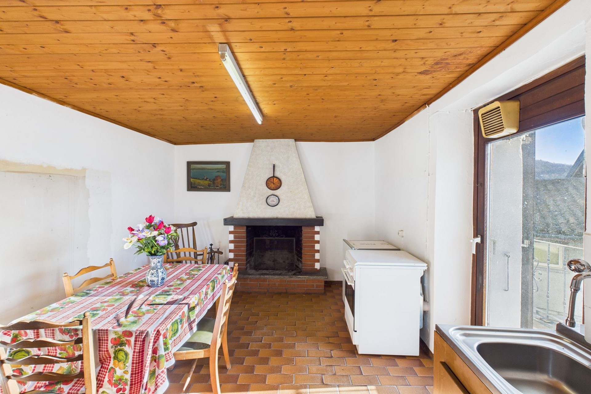 Rustikale Essküche mit Kamin