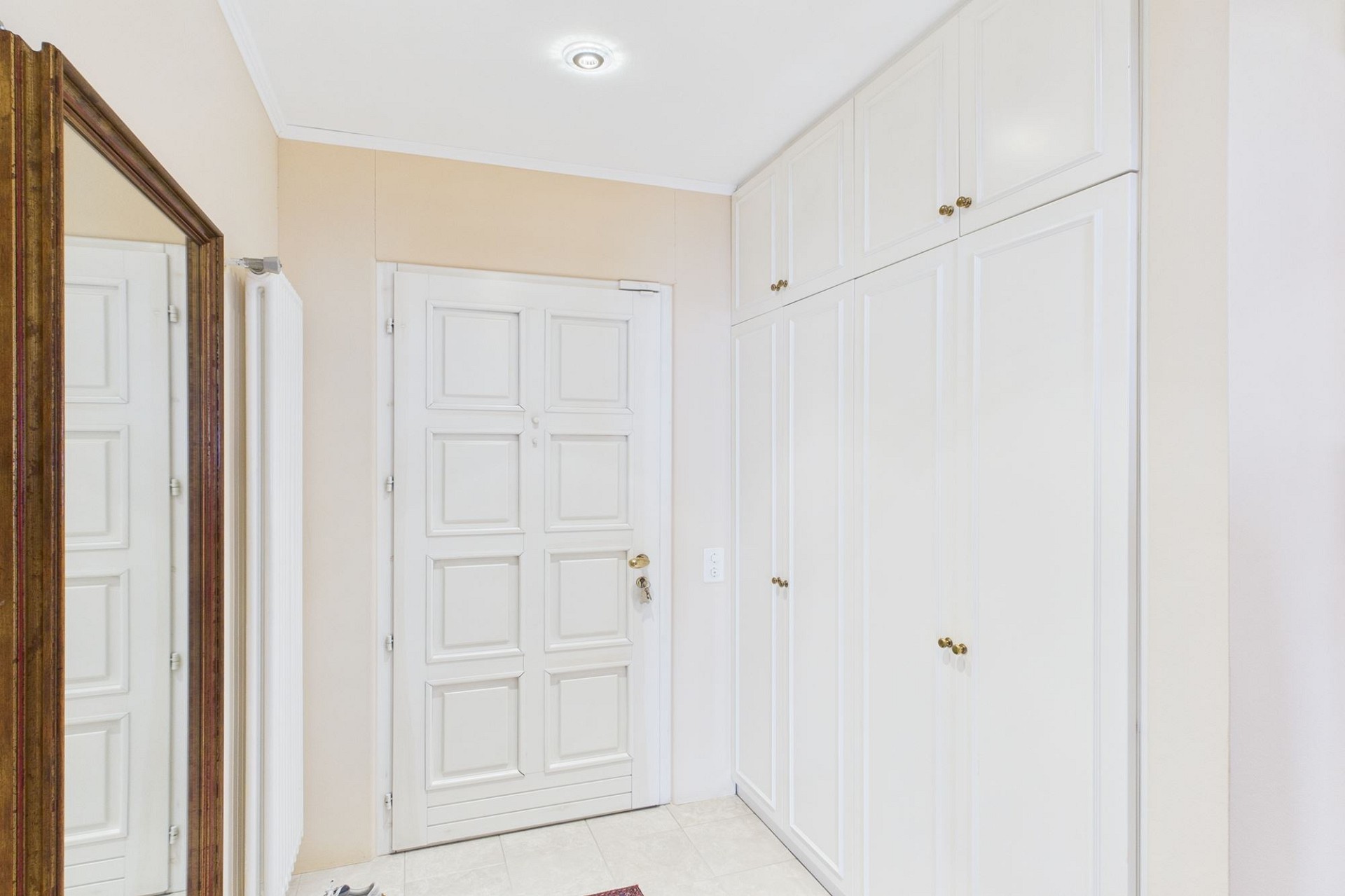 Heller Eingangsbereich mit Einbauschrank