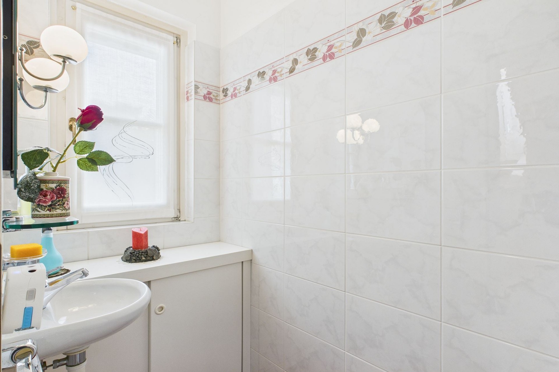 Helles Gäste-WC mit gefliesten Wänden