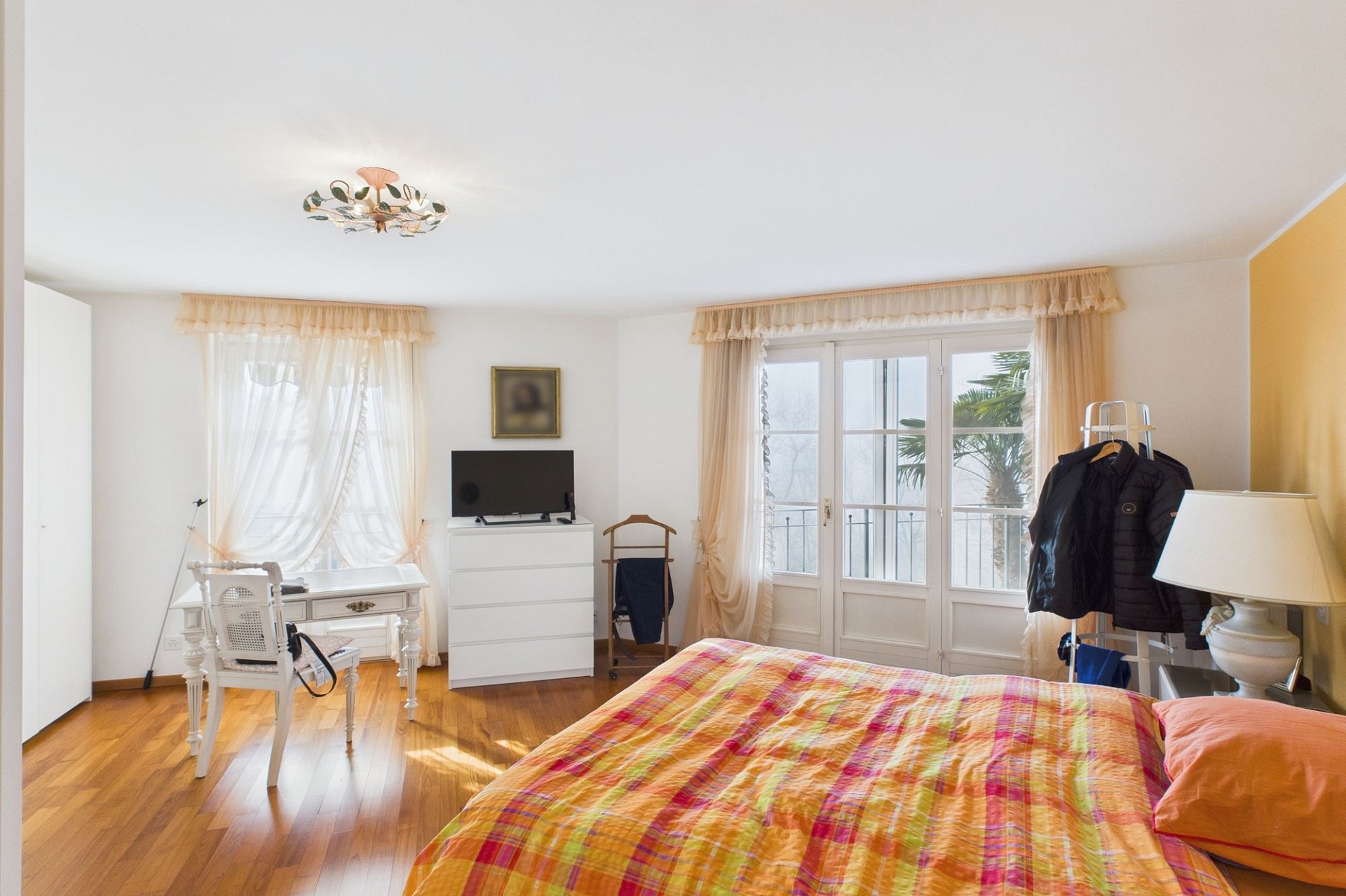 Helles Schlafzimmer mit Balkonzugang