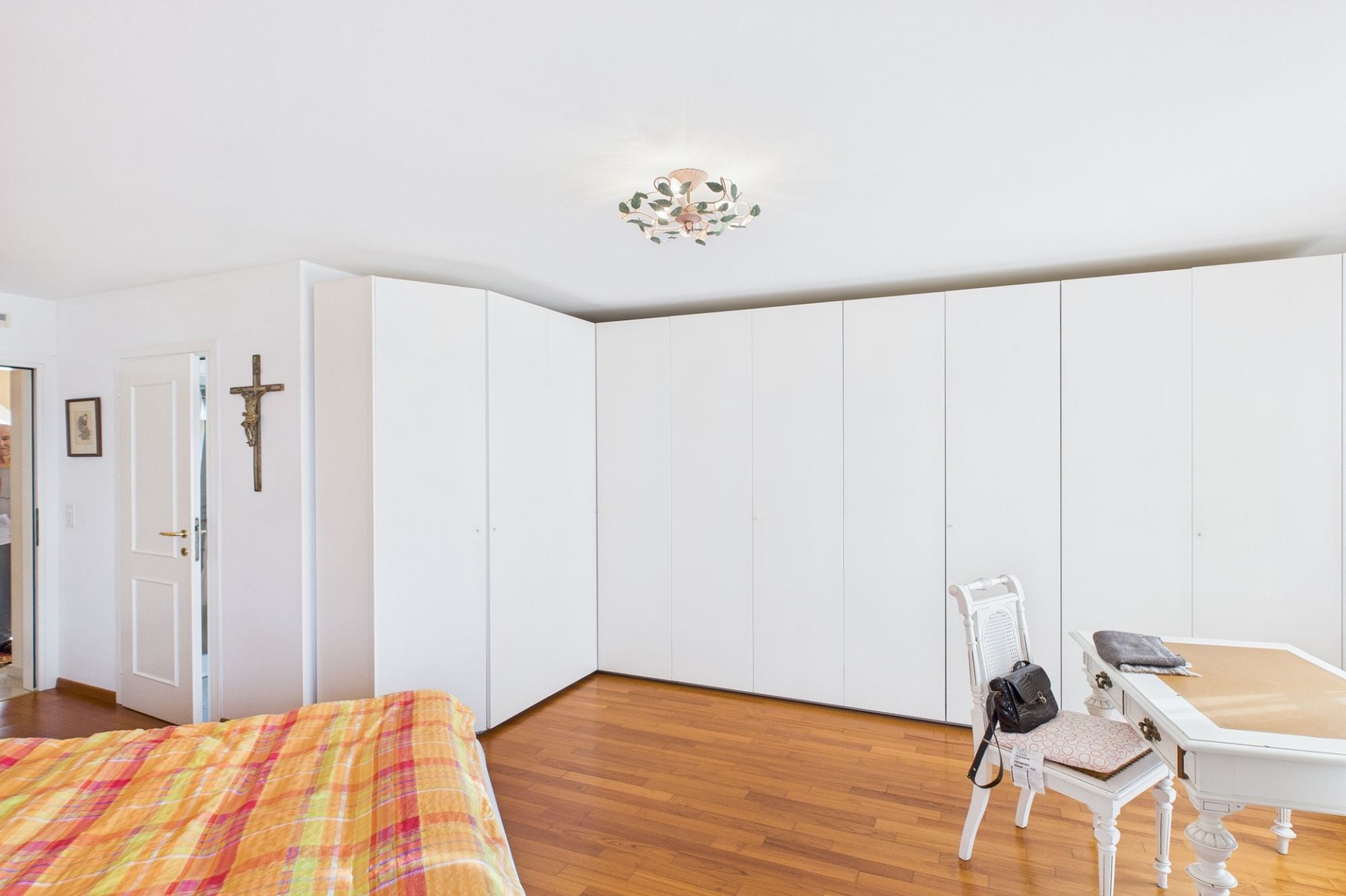 Helles Schlafzimmer mit großem Einbauschrank