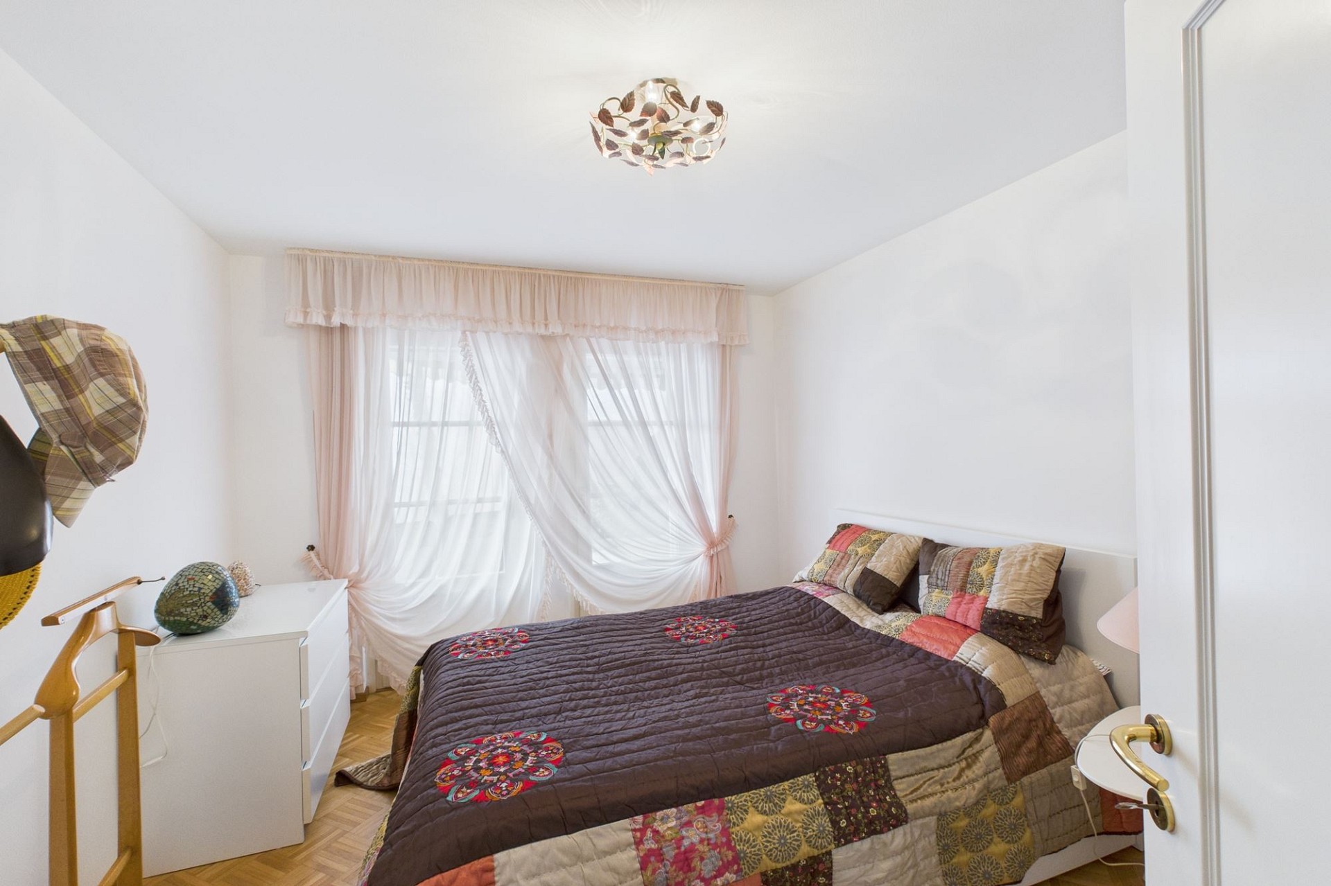 Gemütliches Schlafzimmer mit Tageslicht