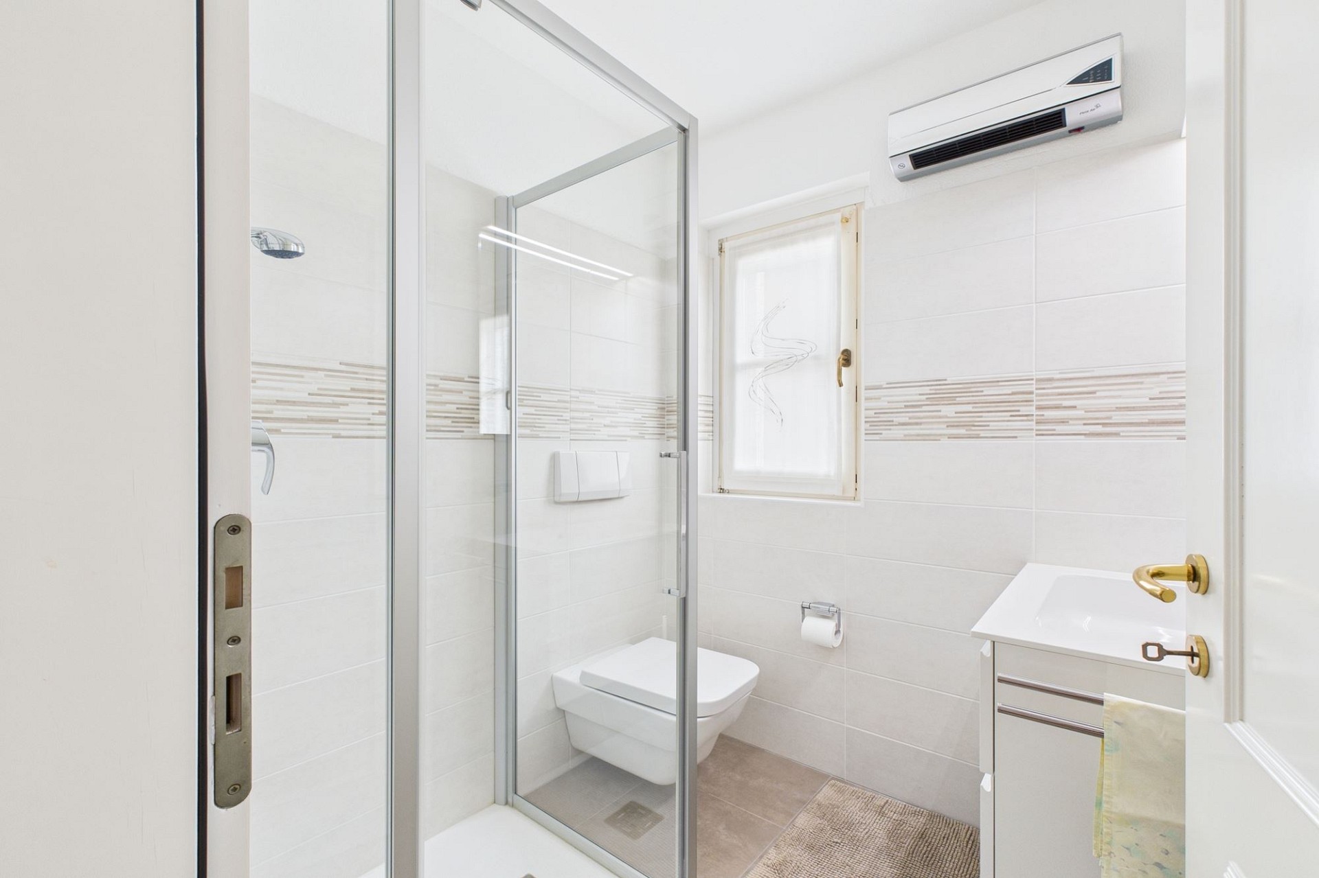 Helles, modernes Gäste-WC mit Dusche