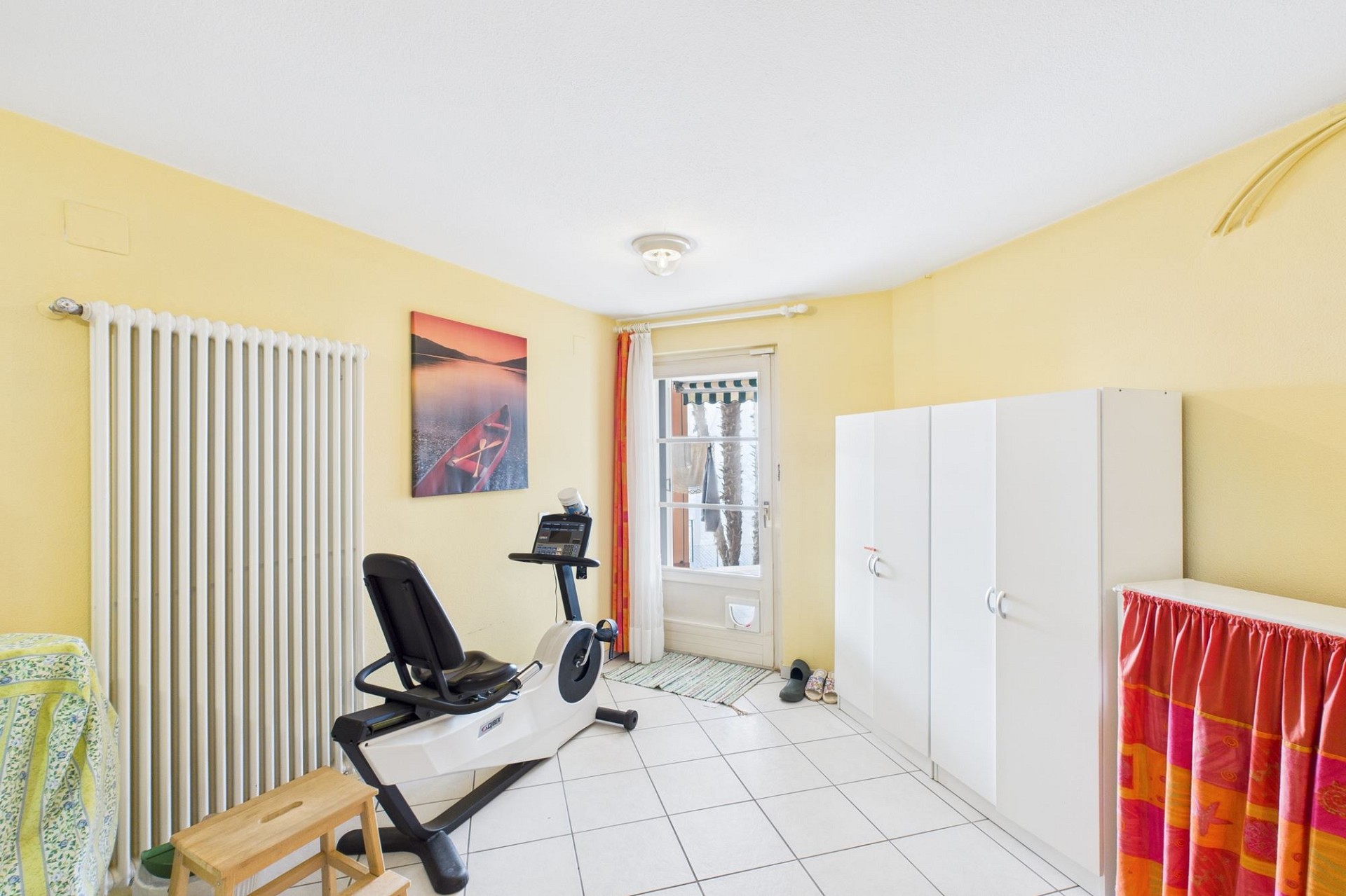 Heller Mehrzweckraum mit Heimtrainer