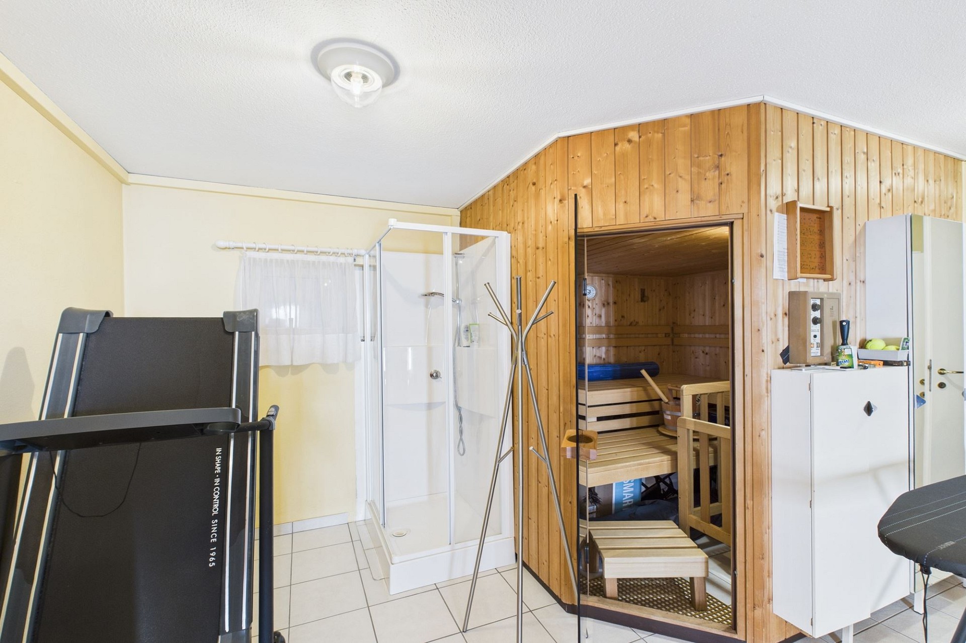 Saunaraum mit Dusche und Fitnessgerät