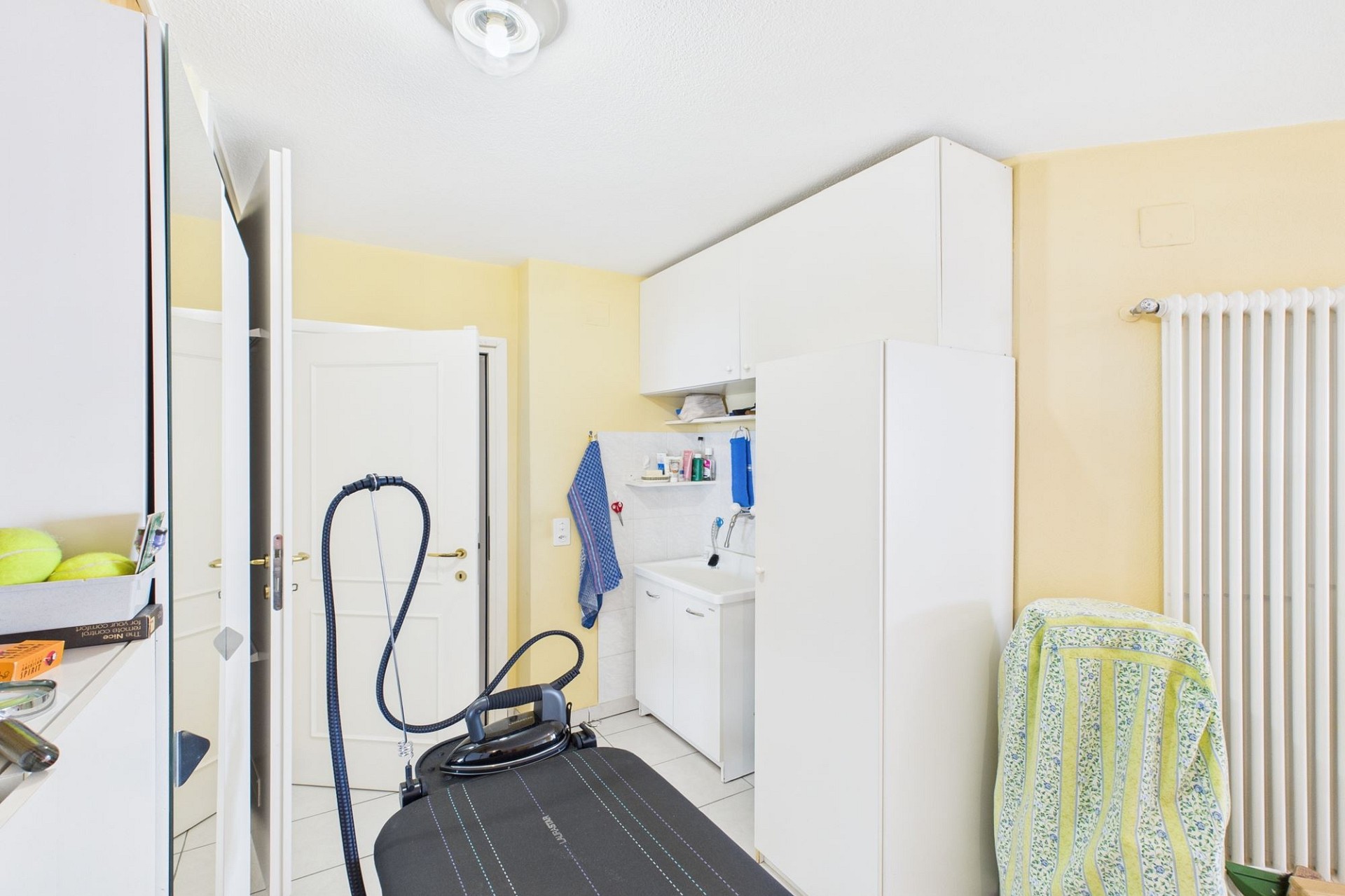 Helles kleines Badezimmer mit Haushaltsbereich