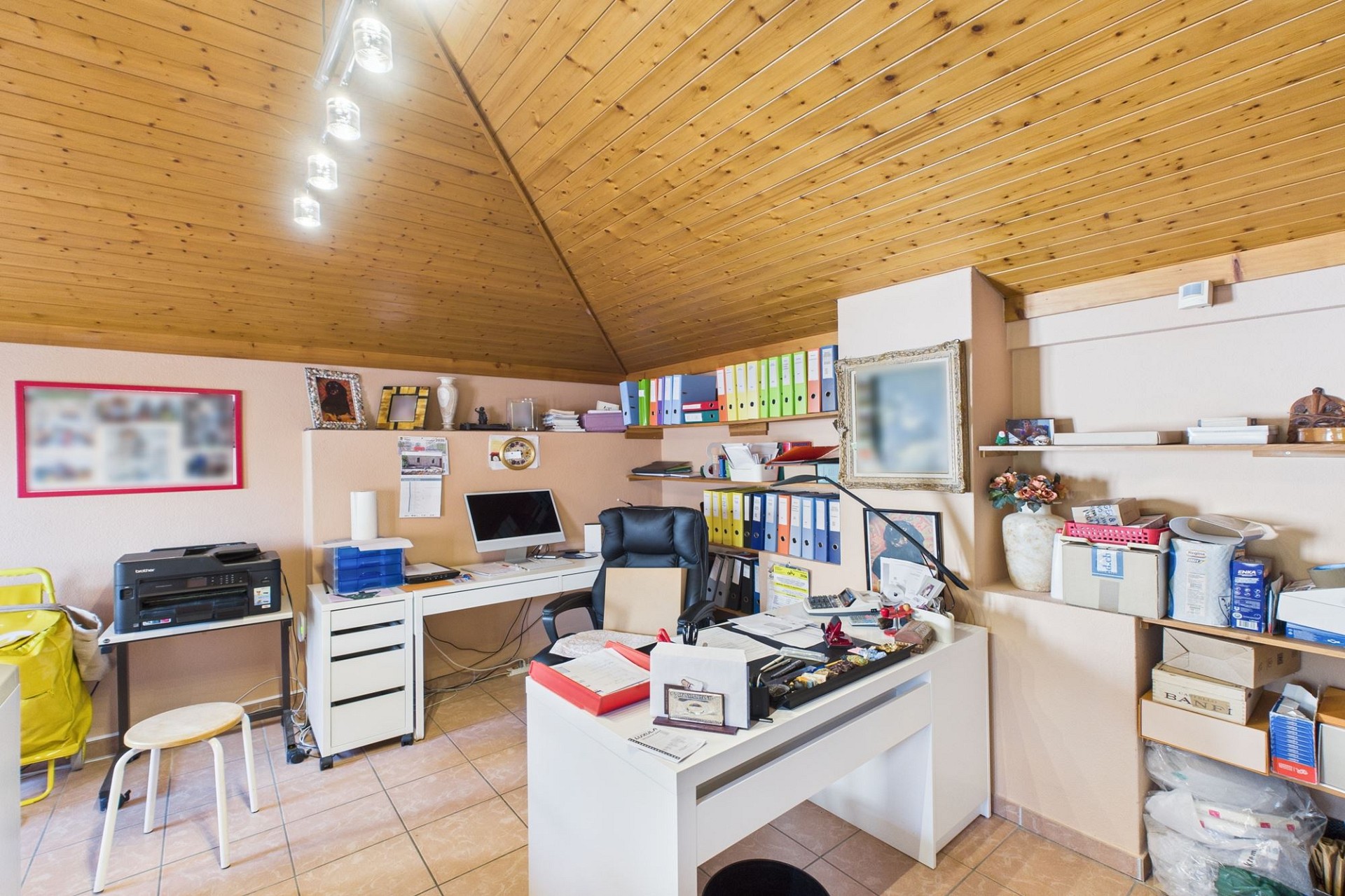 Dachgeschoss-Büro mit Holzdecke