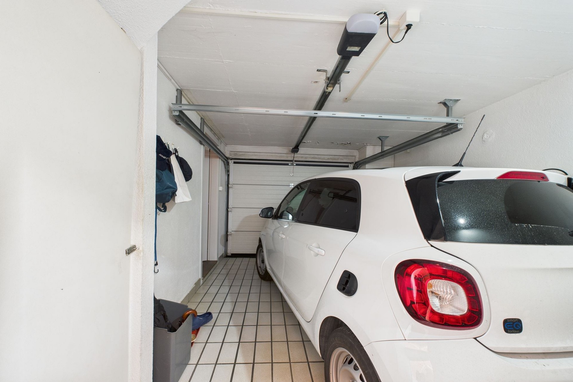 Garagenstellplatz mit geparktem Kleinwagen