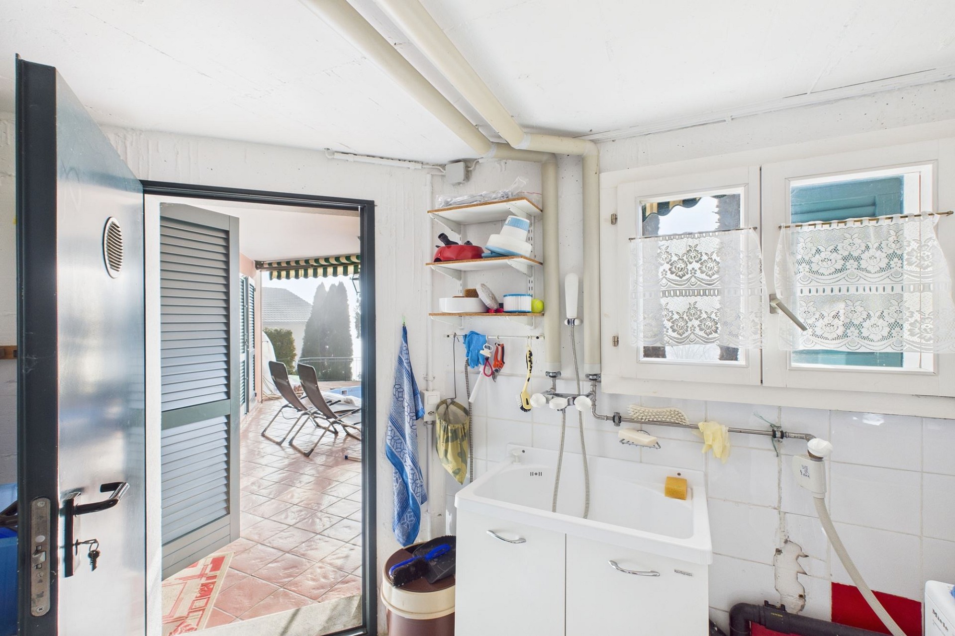 Wasch-/Hauswirtschaftsraum mit Zugang zur Terrasse