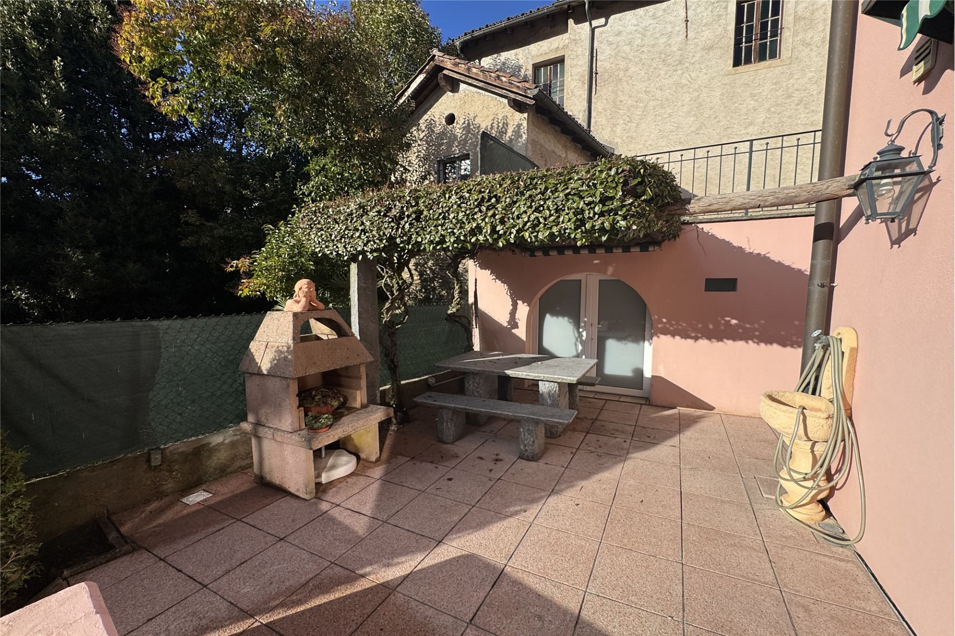 Terrasse mit Grill und Sitzbereich
