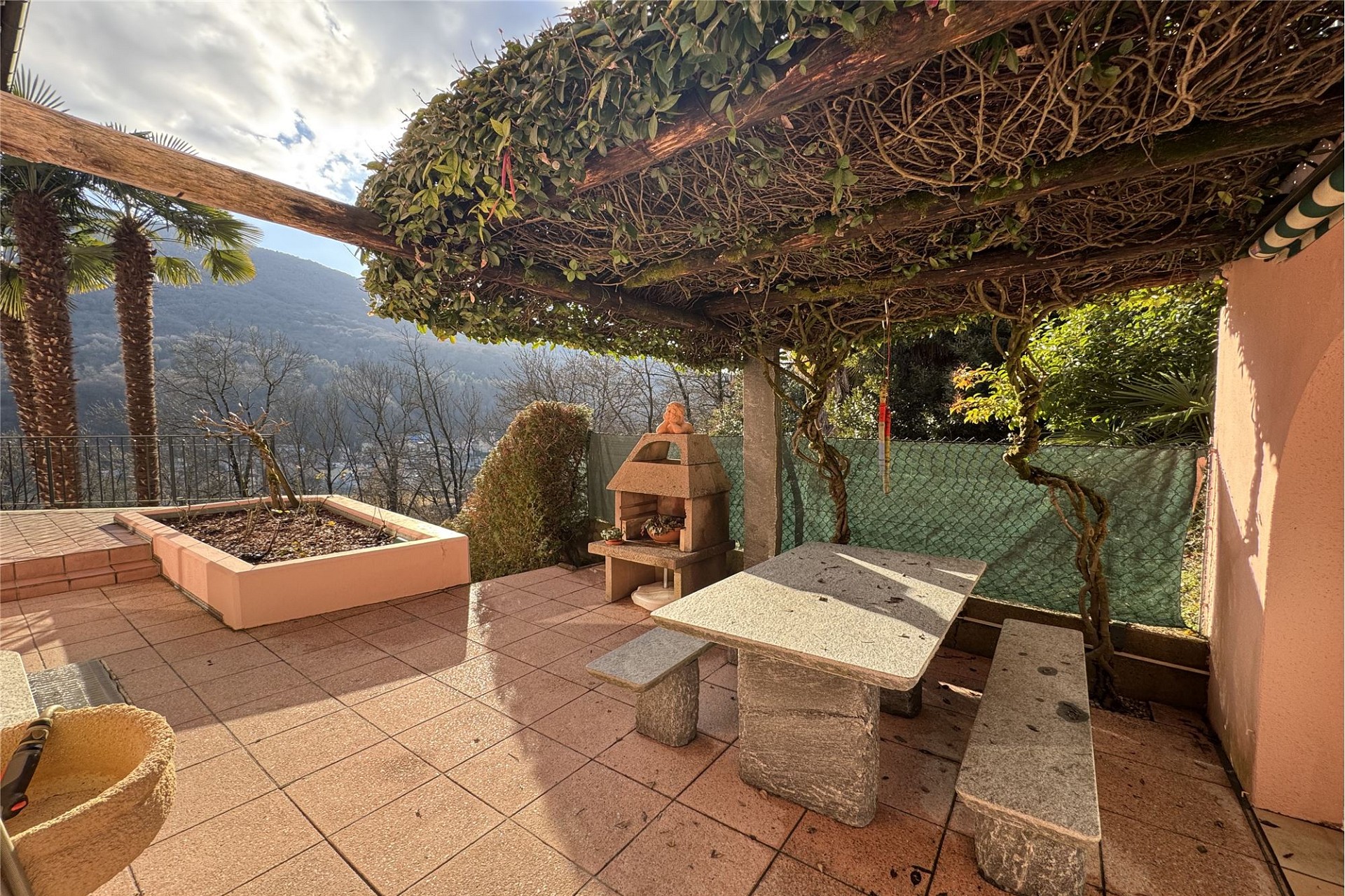 Überdachte Terrasse mit Sitzplatz und Grill